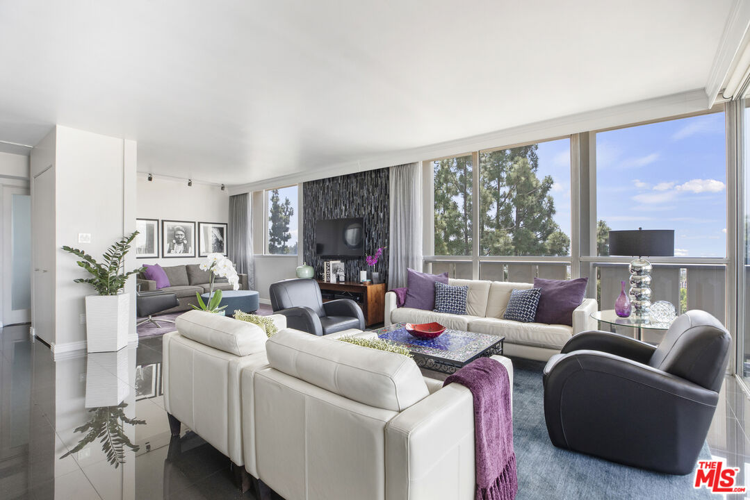 Los Angeles, California, 90027, United States, 1 Bedroom Bedrooms, ,1 BathroomBathrooms,Residential,For Sale,1913700