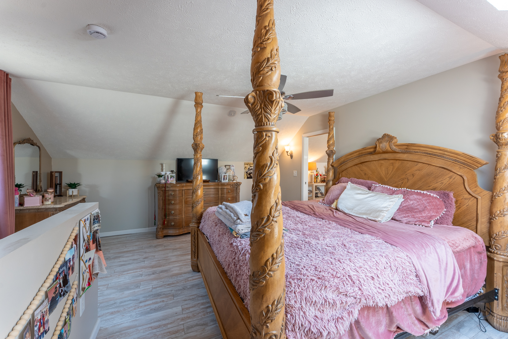 W Frankfort, Illinois, 62896, United States, 5 Bedrooms Bedrooms, ,4 BathroomsBathrooms,Residential,For Sale,1929151