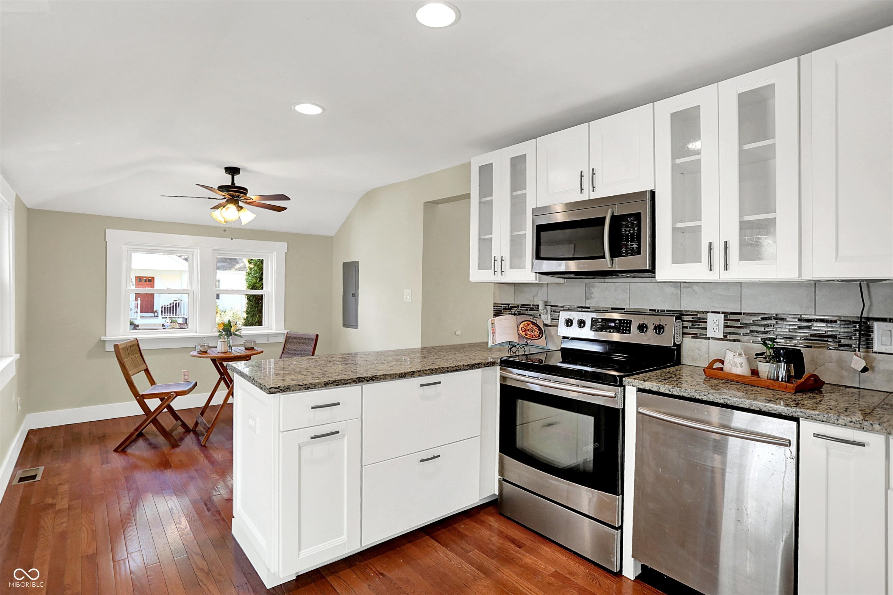 Zionsville, Indiana, 46077, United States, 3 Bedrooms Bedrooms, ,2 BathroomsBathrooms,Residential,For Sale,1981212