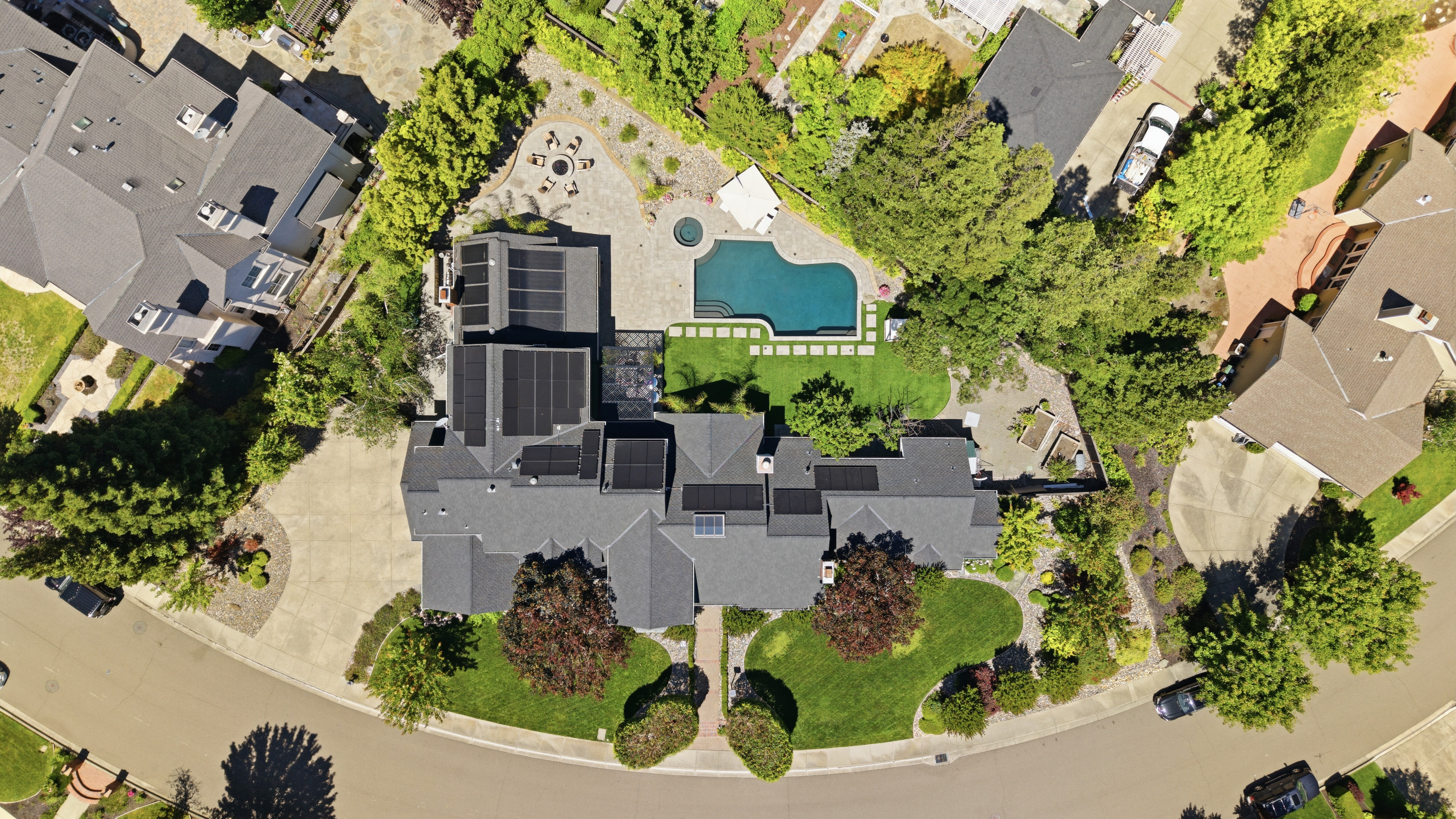  Timeless Transitional Estate with Resort-Style Backyard - 物件實景
