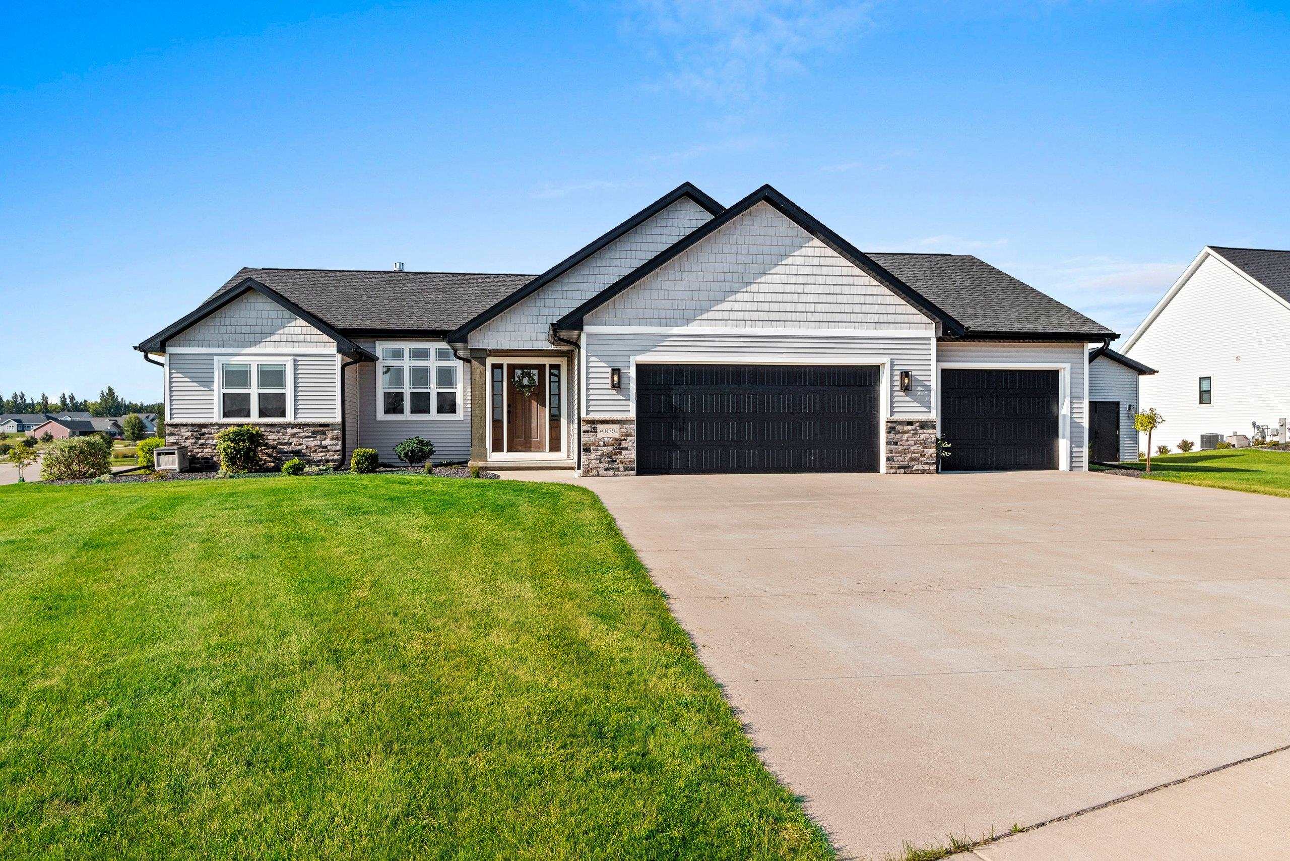GREENVILLE, Wisconsin, 54942, United States, 4 Bedrooms Bedrooms, ,4 BathroomsBathrooms,Residential,For Sale,1926261