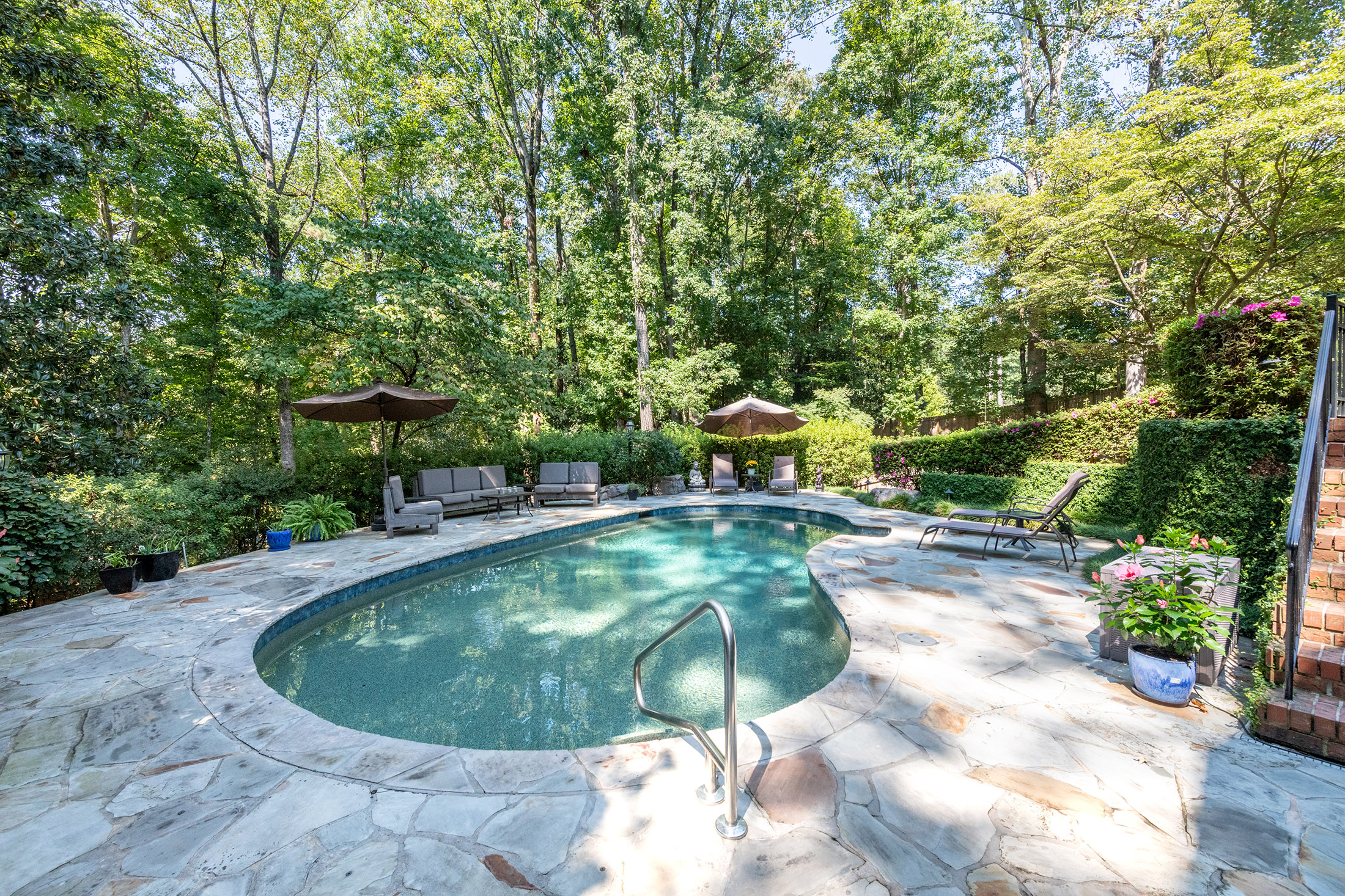 Charming Ranch Home with Heated Pool in a Great Sandy Springs Location - 物件實景