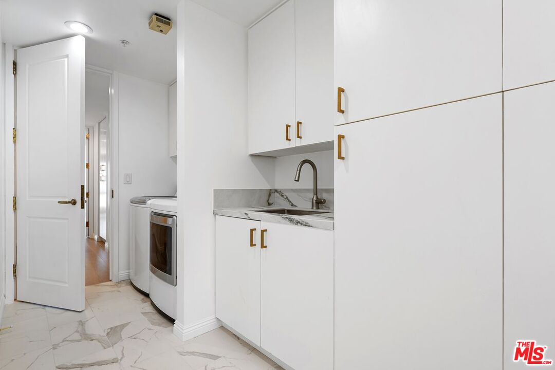 Los Angeles, California, 90024, United States, 3 Bedrooms Bedrooms, ,3 BathroomsBathrooms,Residential,For Sale,1949652