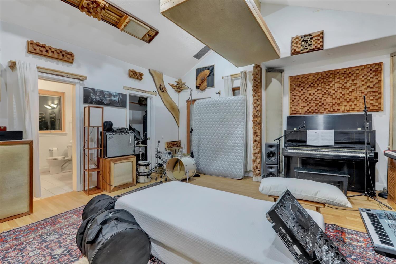 Nevada City, California, 95959, United States, 6 Bedrooms Bedrooms, ,5 BathroomsBathrooms,Residential,For Sale,1997761