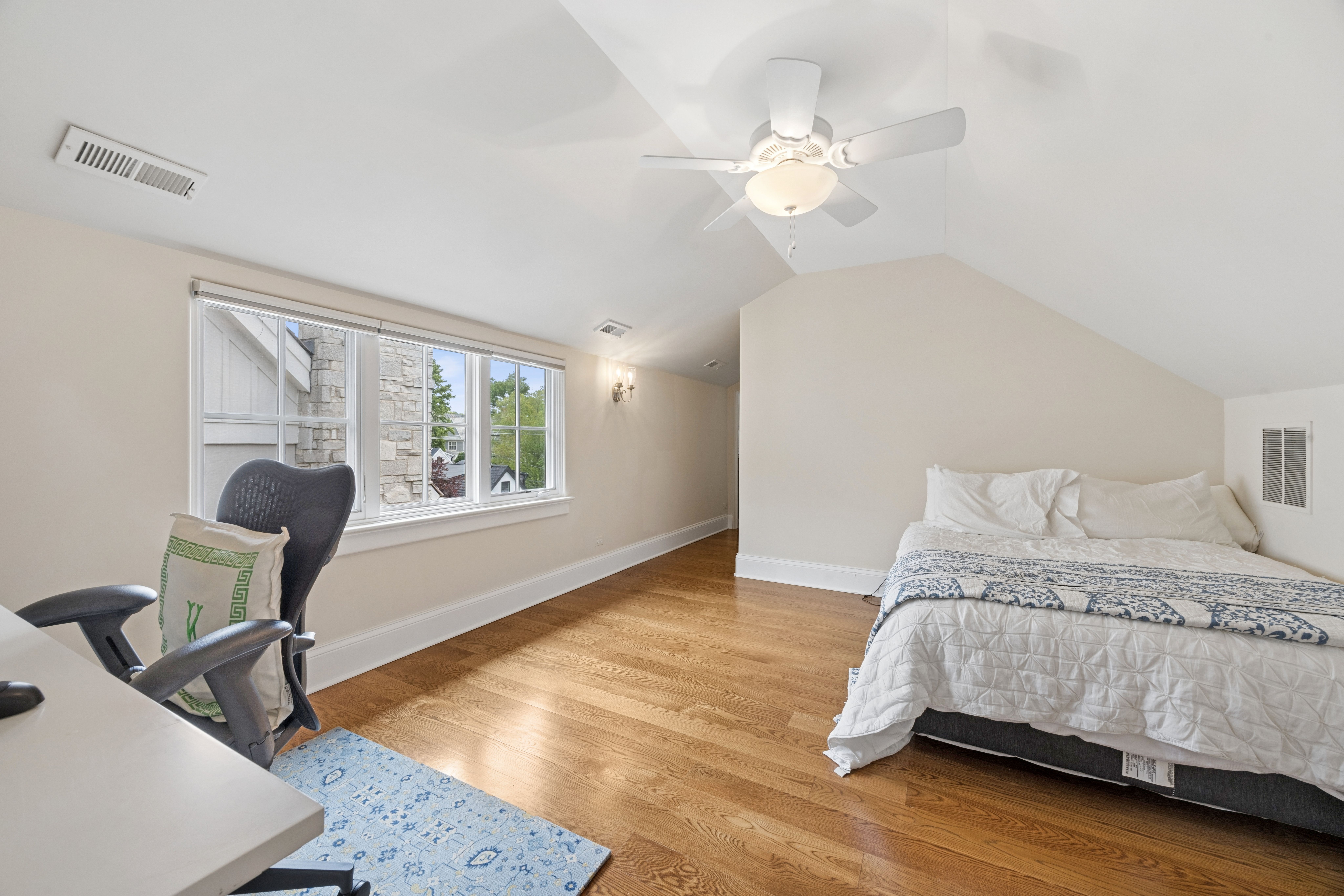  Timeless Architectural Detail with Warm, Inviting Living Spaces - 物件實景