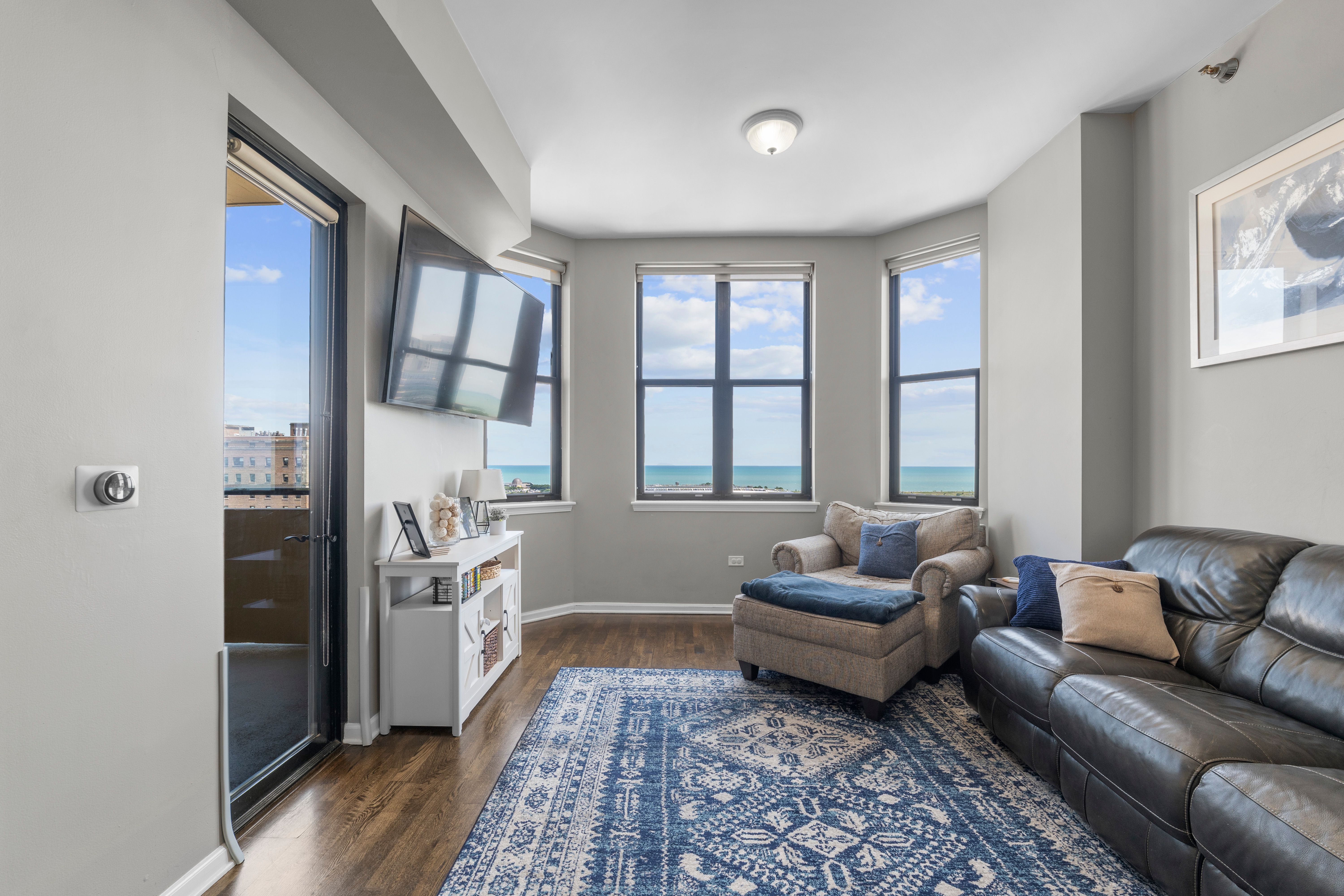  Breathtaking East-facing Views of Lake Michigan and Soldier Field - 物件實景