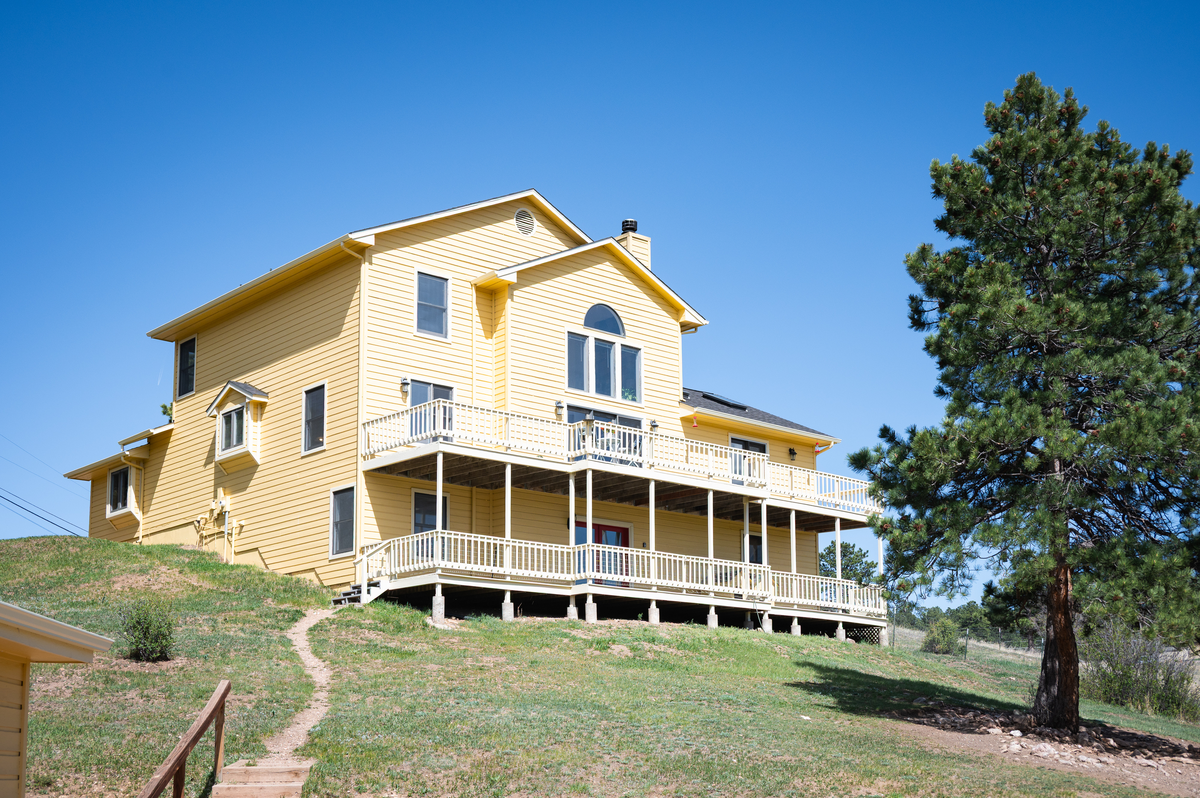  Tucked into the Foothills of the Rocky Mountains your majestic paradise awaits - 物件實景
