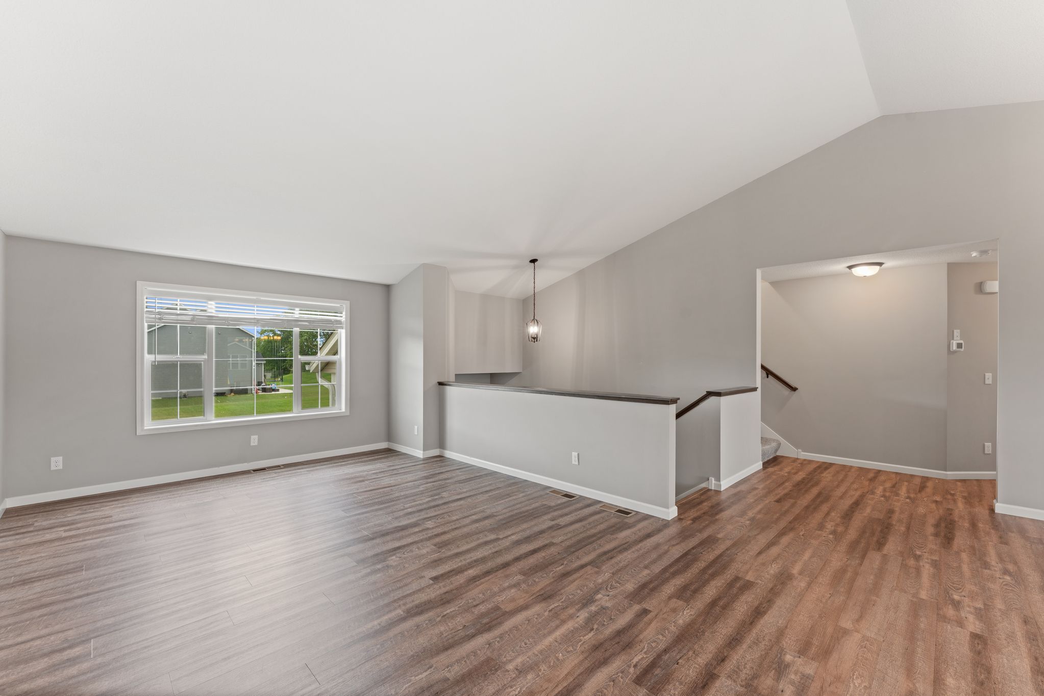  Spacious Walkout Living on a Prime Corner Lot - 物件實景