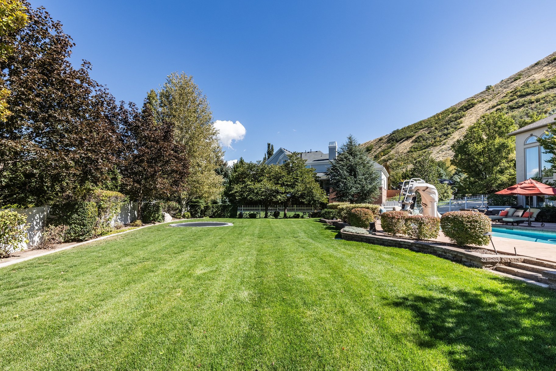  Stately Gated-Community Estate on Nearly Half an Acre: Vaulted Ceilings, Valley - 物件實景