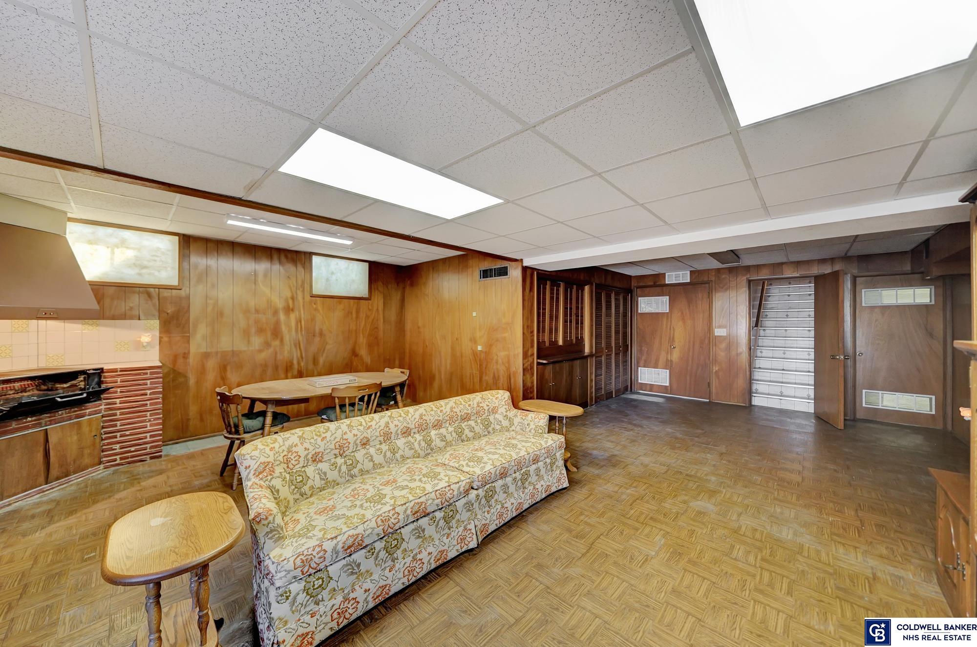 Lincoln, Nebraska, 68510, United States, 6 Bedrooms Bedrooms, ,2 BathroomsBathrooms,Residential,For Sale,1796246