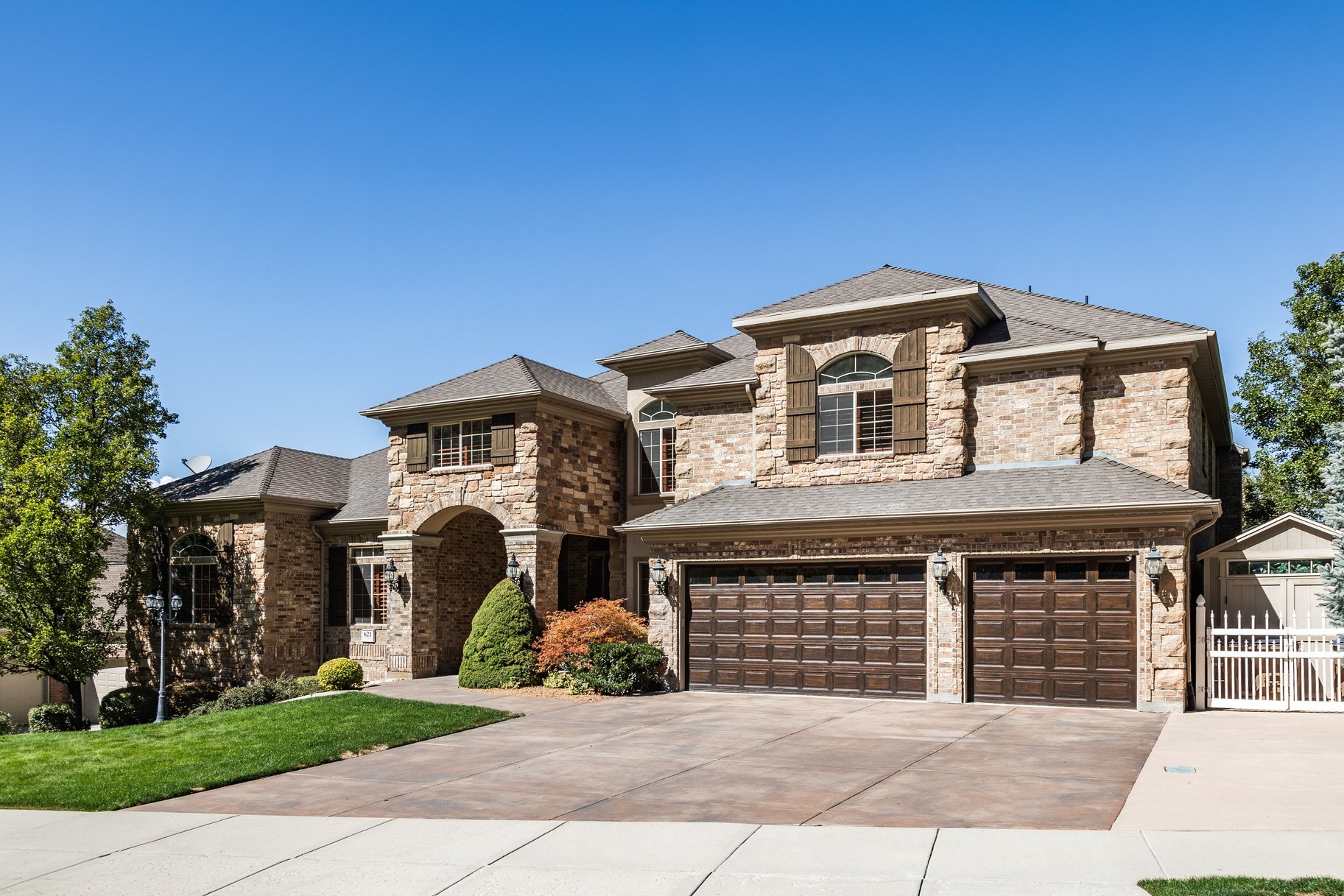  Stately Gated-Community Estate on Nearly Half an Acre: Vaulted Ceilings, Valley - 物件實景