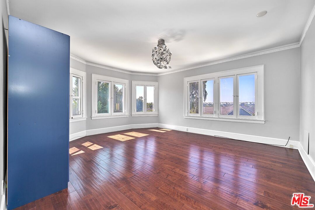 Los Angeles, California, 90005, United States, 5 Bedrooms Bedrooms, ,6 BathroomsBathrooms,Residential,For Sale,1907226