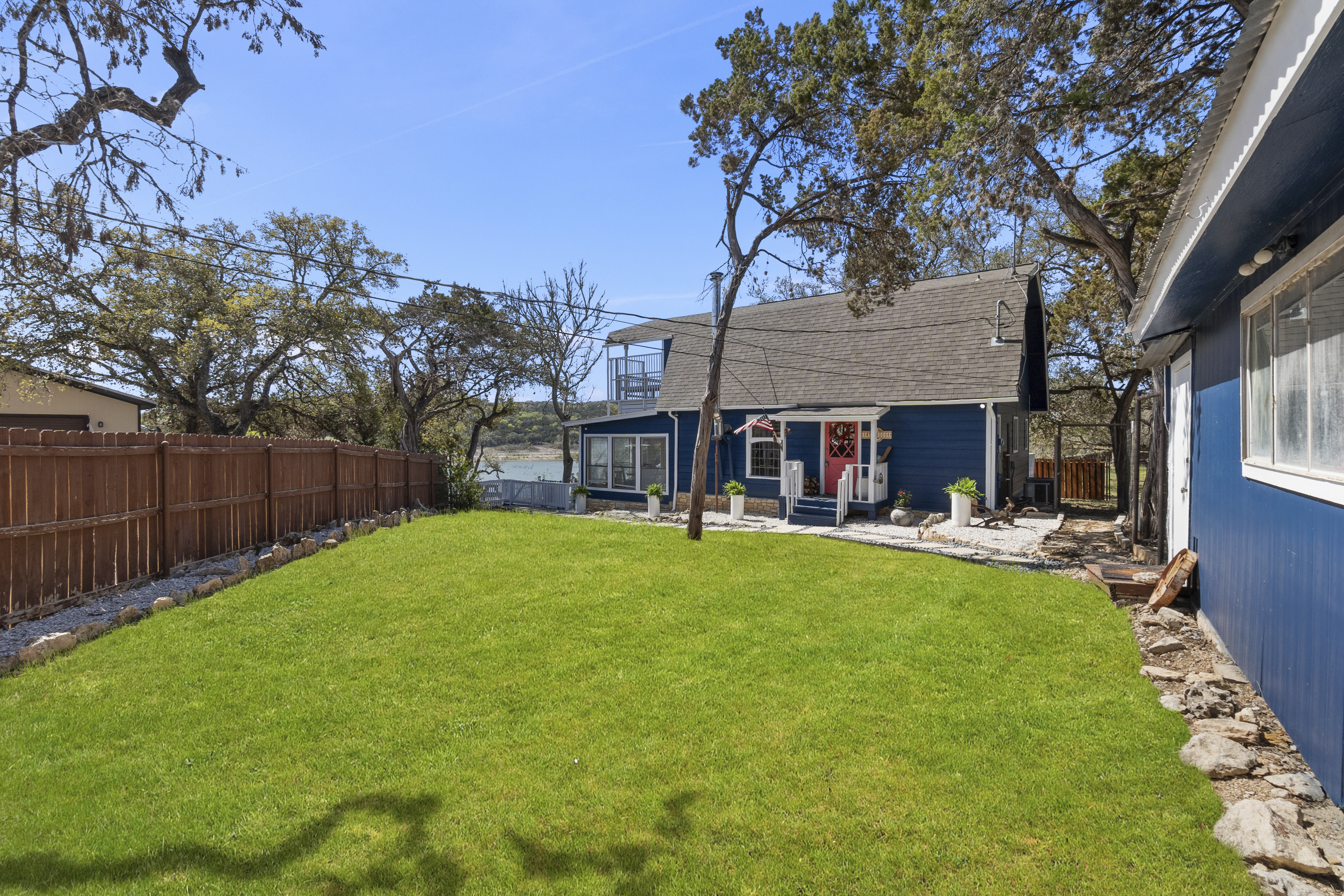  Prime Lakefront Living with Stunning Views - 物件實景