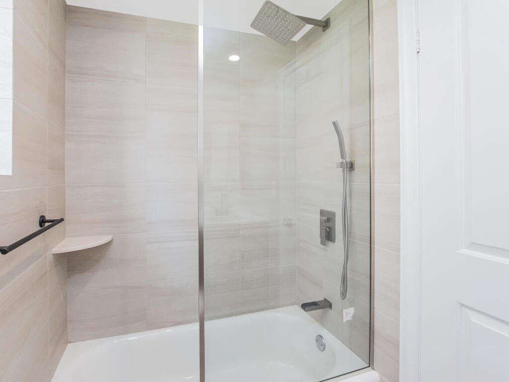 Yonkers, New York, 10701, United States, 6 Bedrooms Bedrooms, ,3 BathroomsBathrooms,Residential,For Sale,1904249