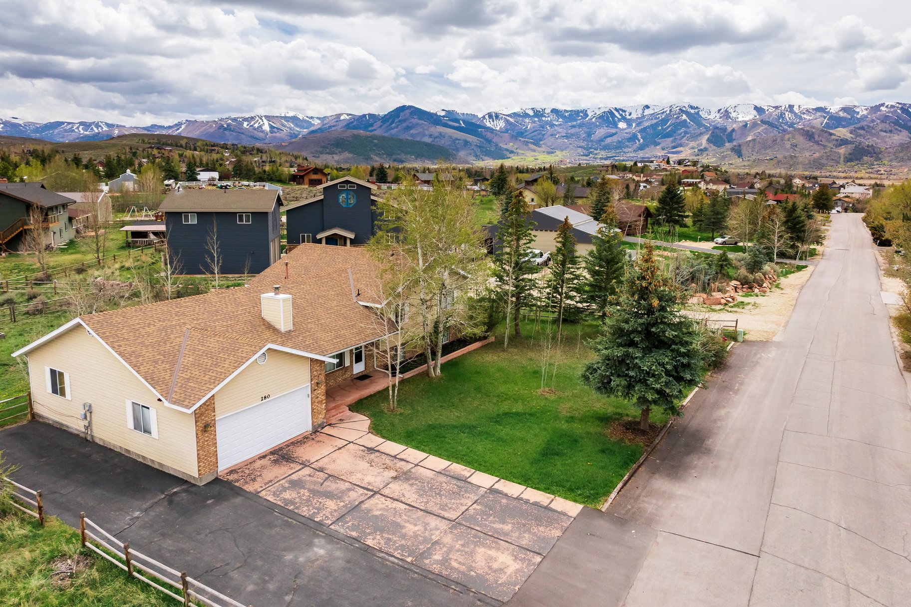  2 Acres  1,800 SF Barn  Minimal HOA  Park City School District — Bring Your V - 物件實景