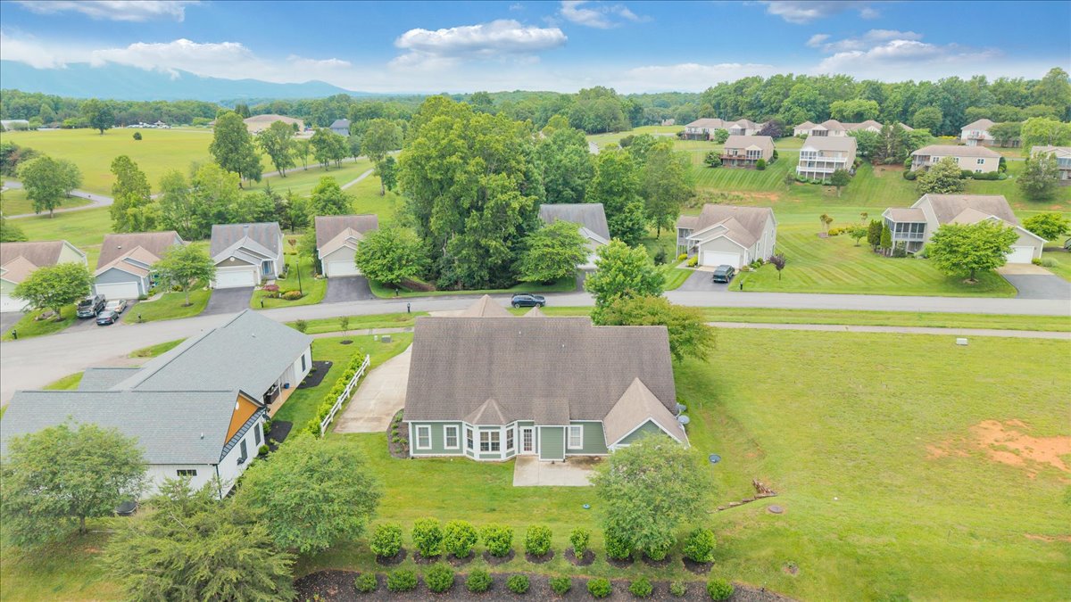 Huddleston, Virginia, 24104, United States, 4 Bedrooms Bedrooms, ,4 BathroomsBathrooms,Residential,For Sale,2048445