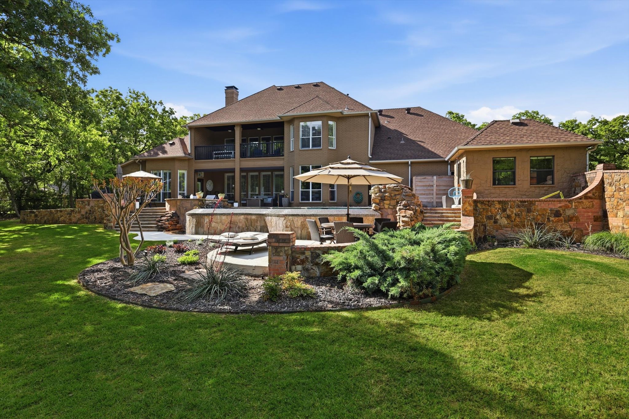  Resort-Style Estate Living on 1.9 Wooded Acres in Prestigious Shadow Wood Estate - 物件實景