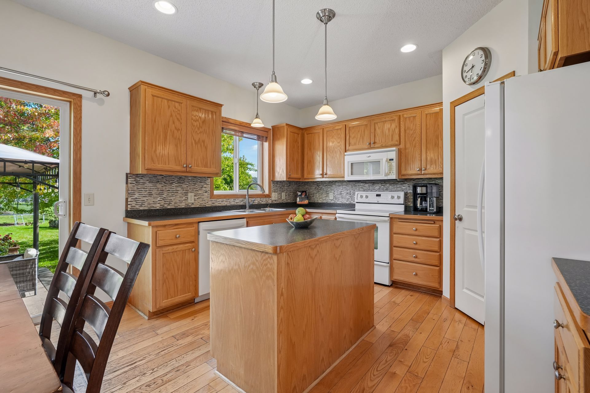  Beautifully Refreshed Home With Expansion Potential in Minnetrista - 物件實景