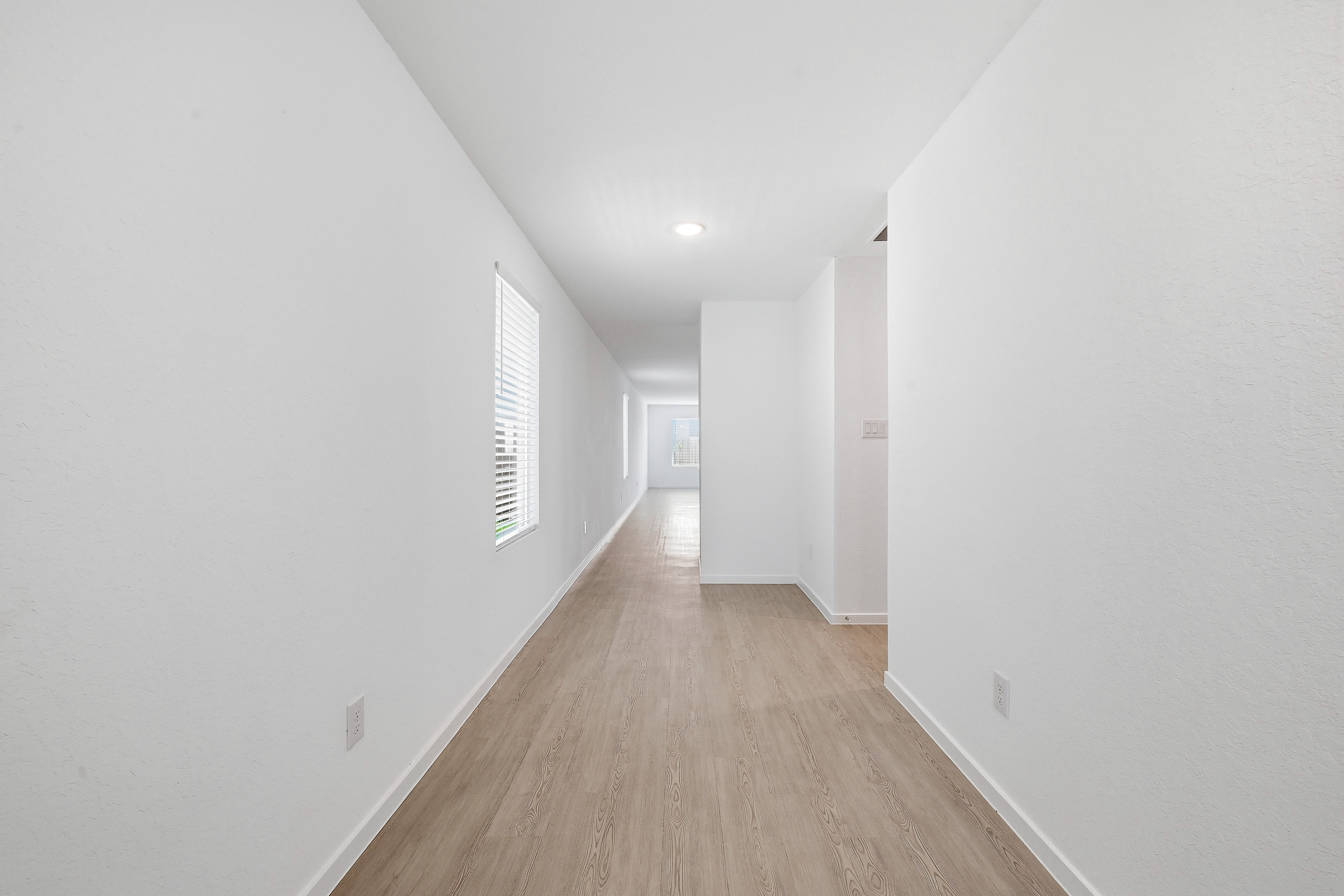  Like-New Home with Upgrades Included - 物件實景