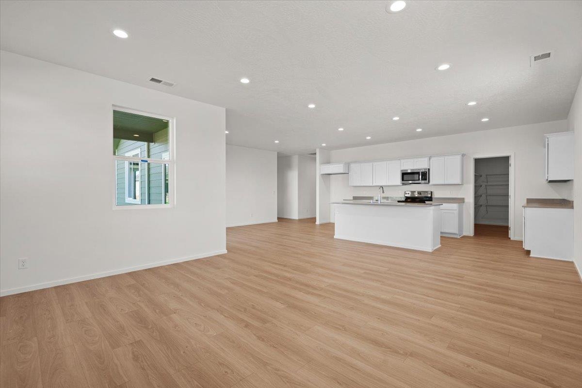 Deer Park, Washington, 99006, United States, 3 Bedrooms Bedrooms, ,2 BathroomsBathrooms,Residential,For Sale,1877408