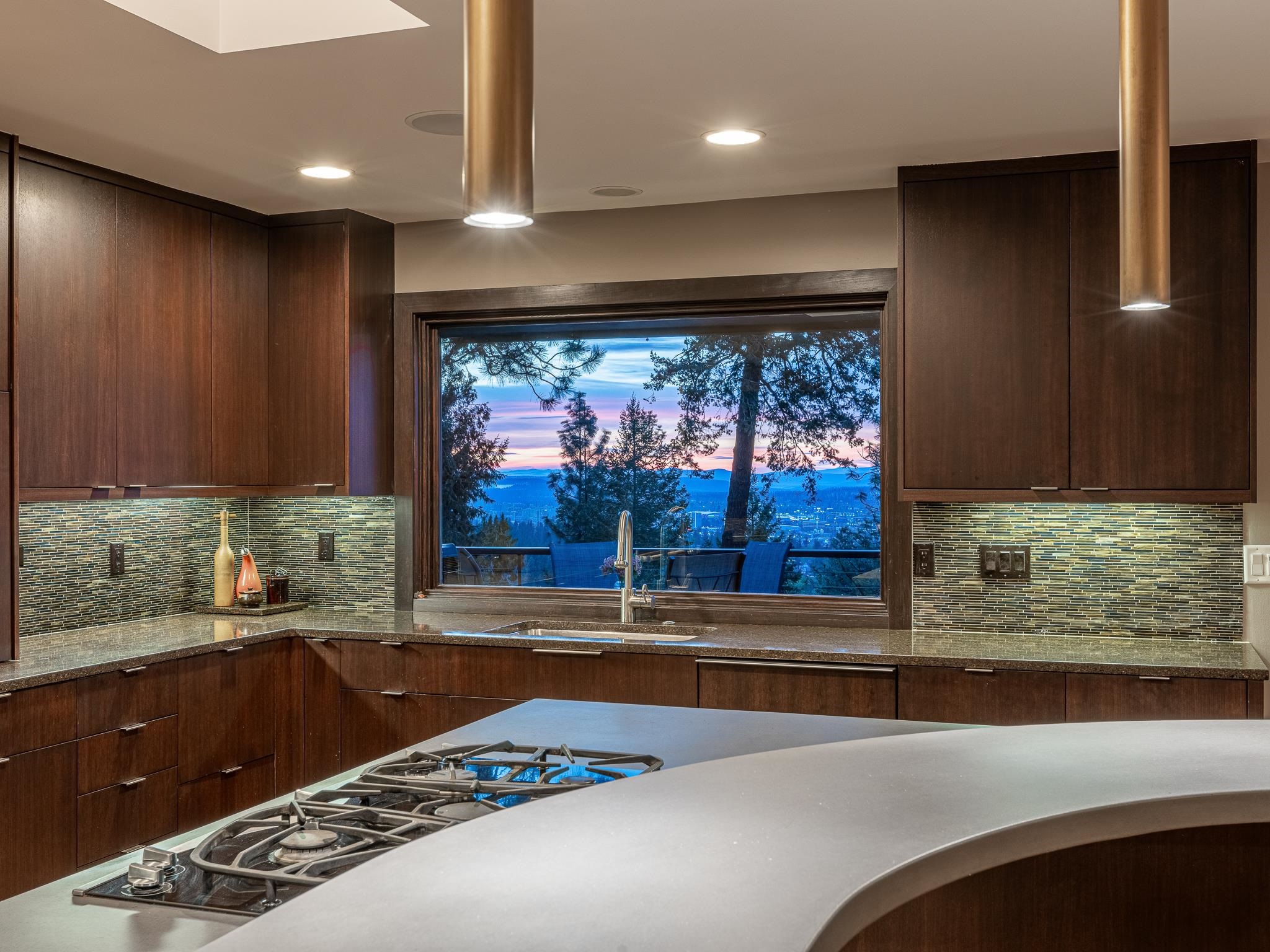 Spokane, Washington, 99203, United States, 6 Bedrooms Bedrooms, ,5 BathroomsBathrooms,Residential,For Sale,2043008