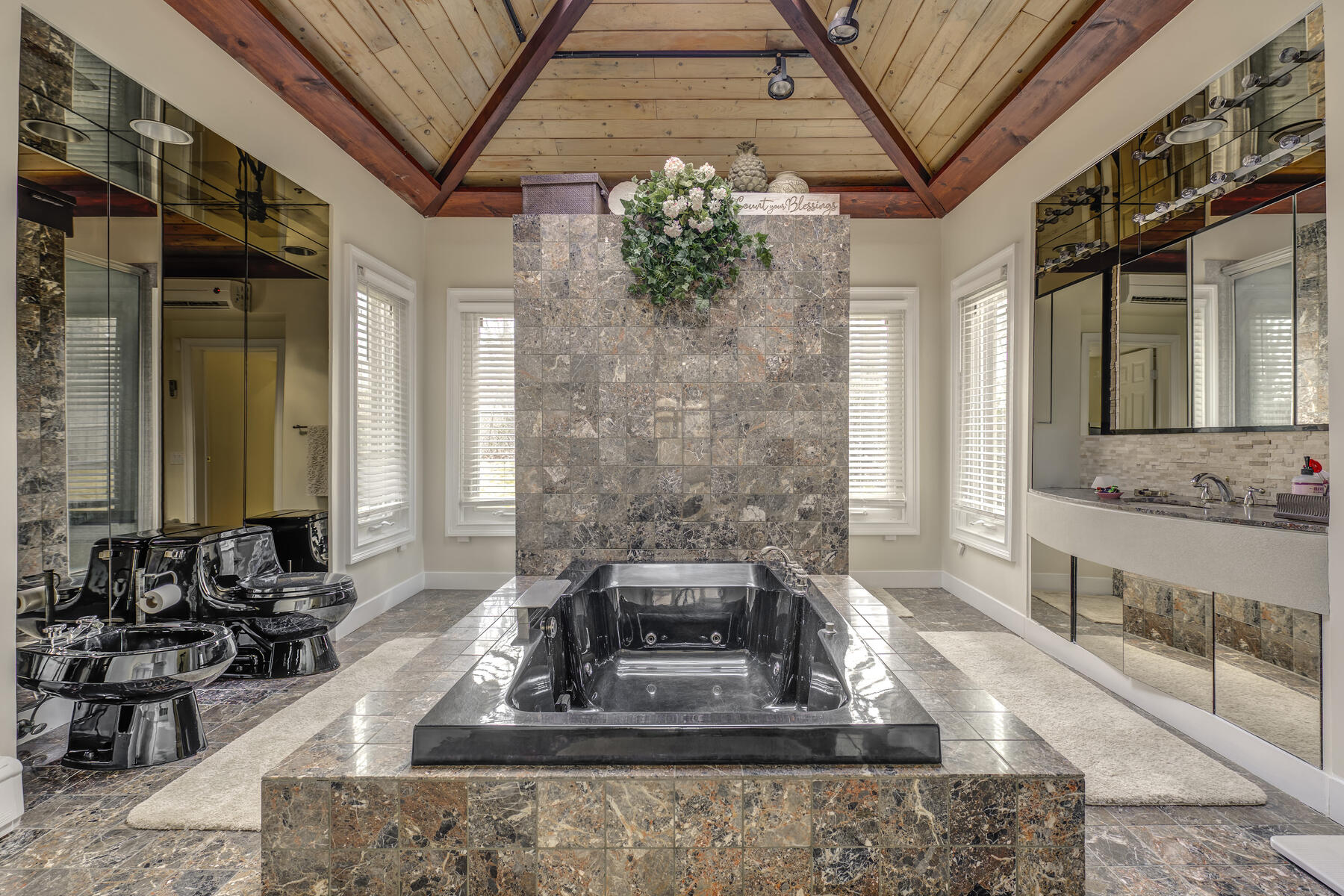  121 Laurel Lane, Laurel Hollow, NY, 11791 - 物件實景