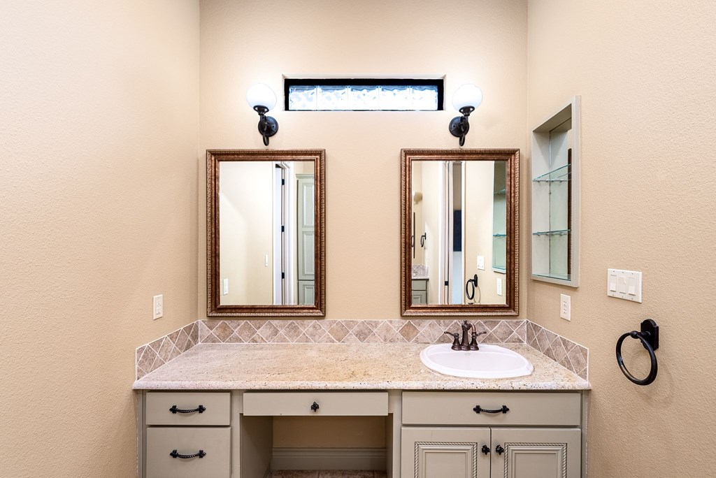 Kerrville, Texas, 78028, United States, 3 Bedrooms Bedrooms, ,3 BathroomsBathrooms,Residential,For Sale,2022585