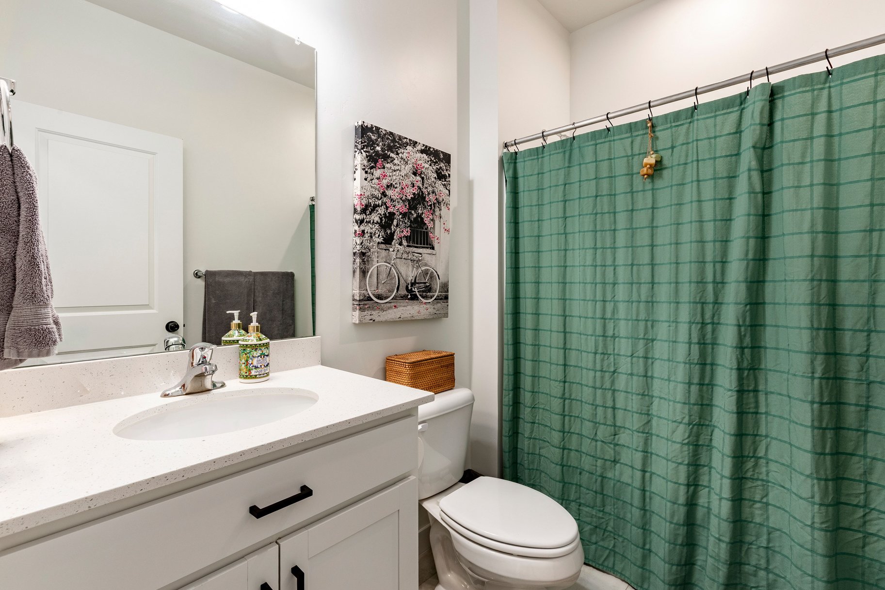 Spacious rambler with ADU. Open design and backyard made for living. - 物件實景