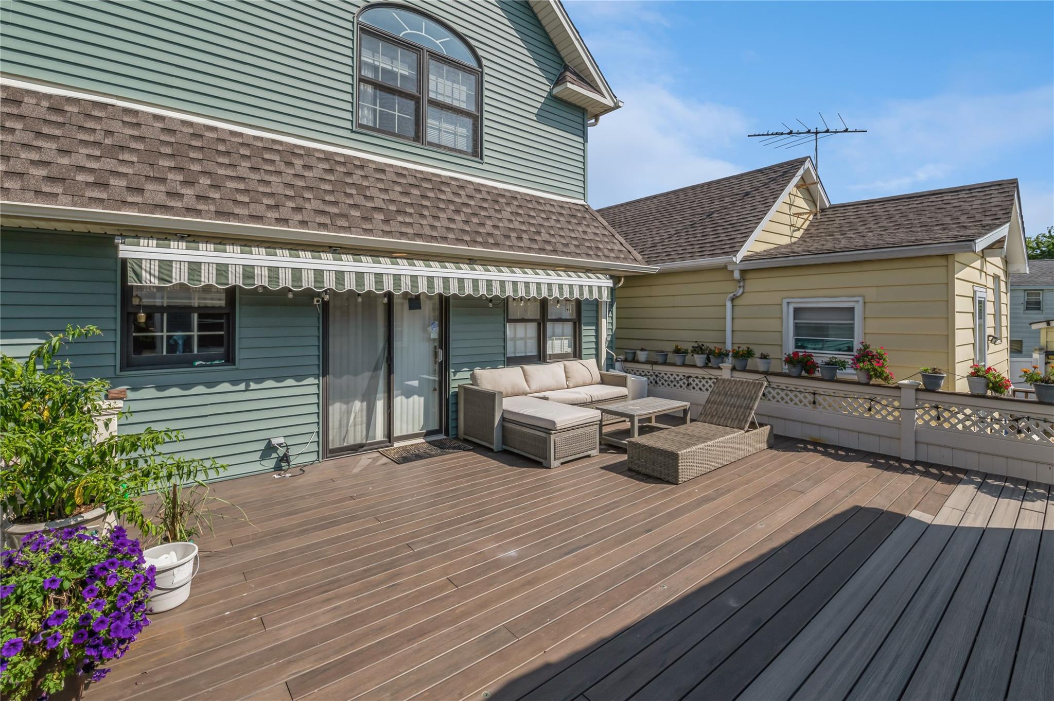 Howard Beach, New York, 11414, United States, 3 Bedrooms Bedrooms, ,2 BathroomsBathrooms,Residential,For Sale,1908701