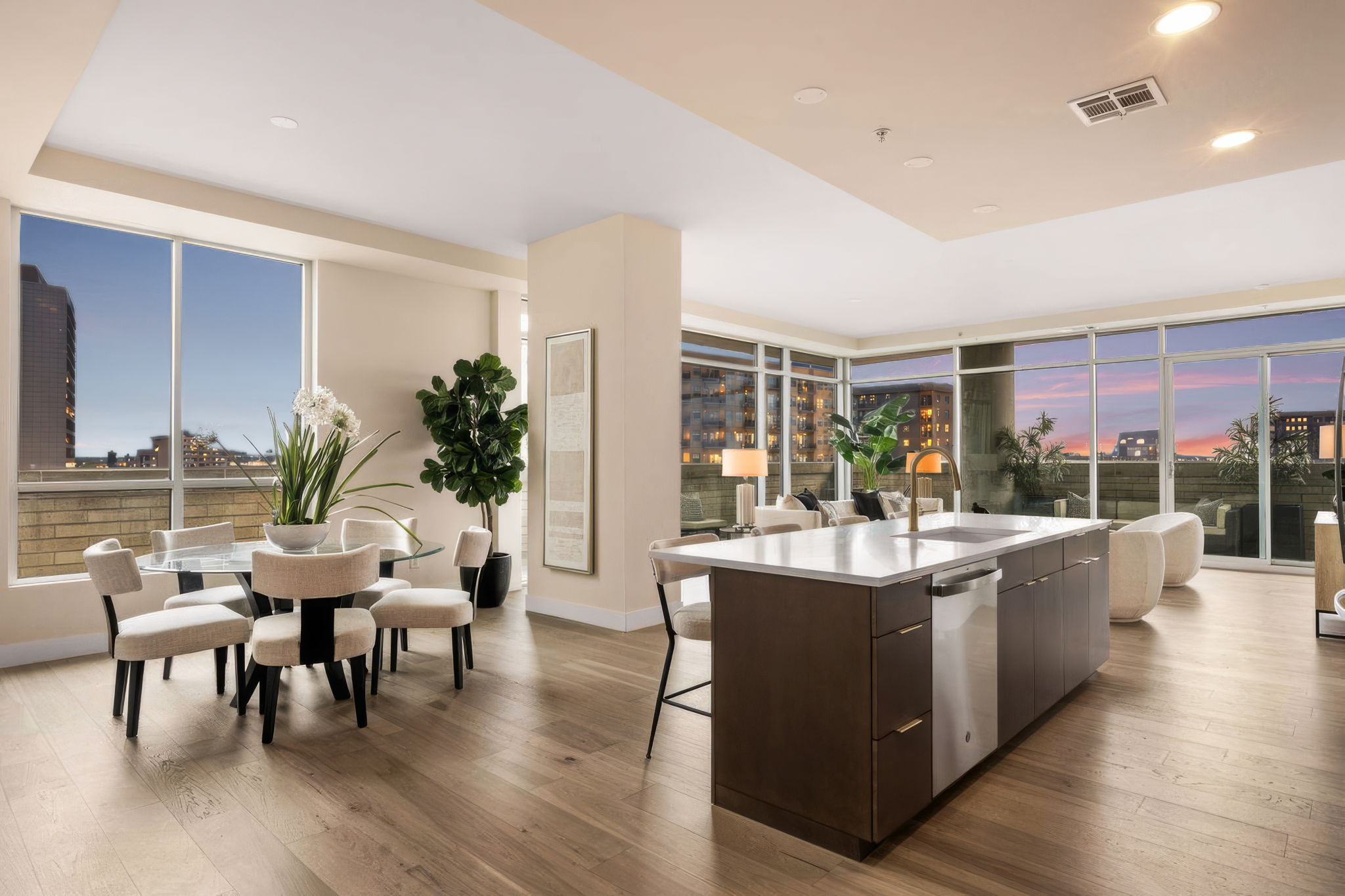  Arguably One of the Finest Condominium Opportunities Under $900,000 in Downtown - 物件實景