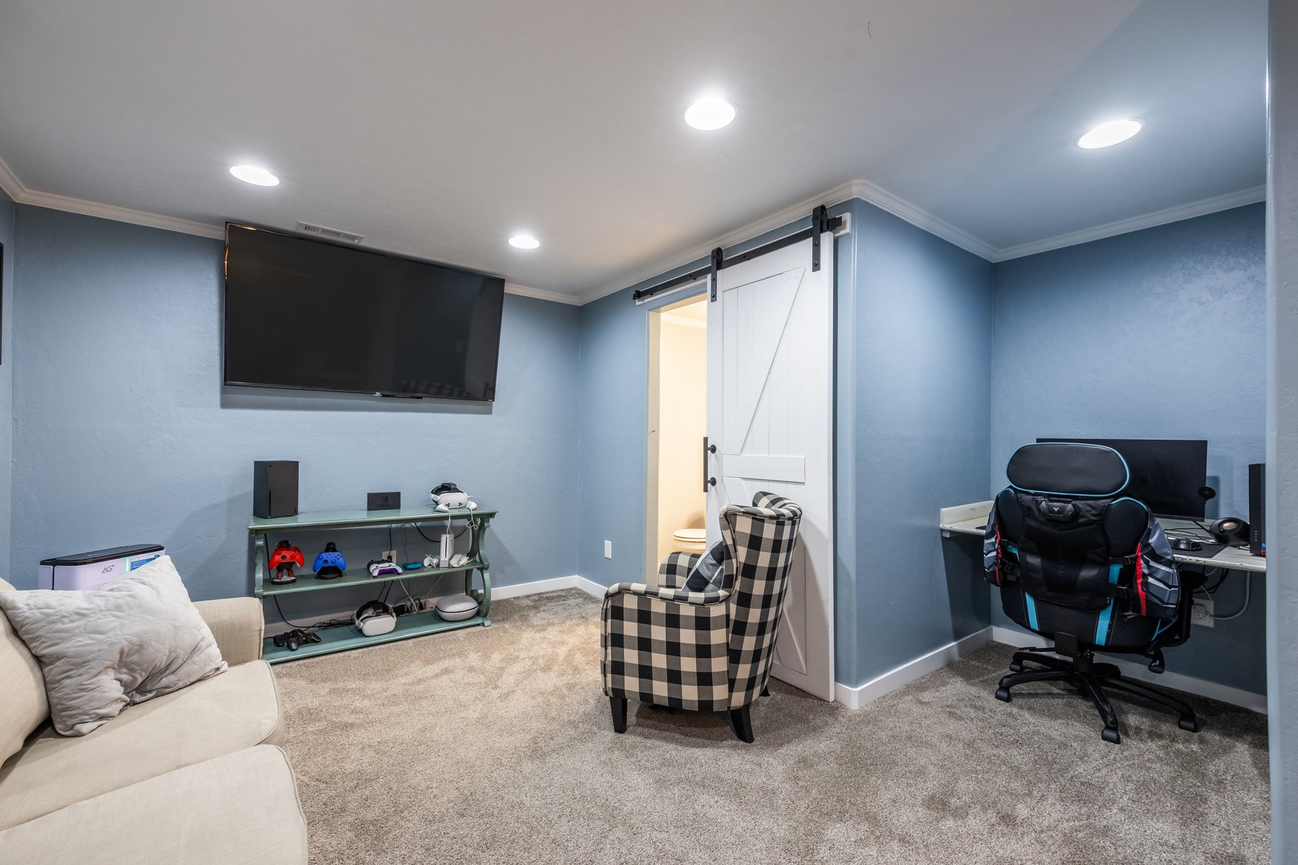  Standout Townhome with Finished Basement & Extras - 物件實景