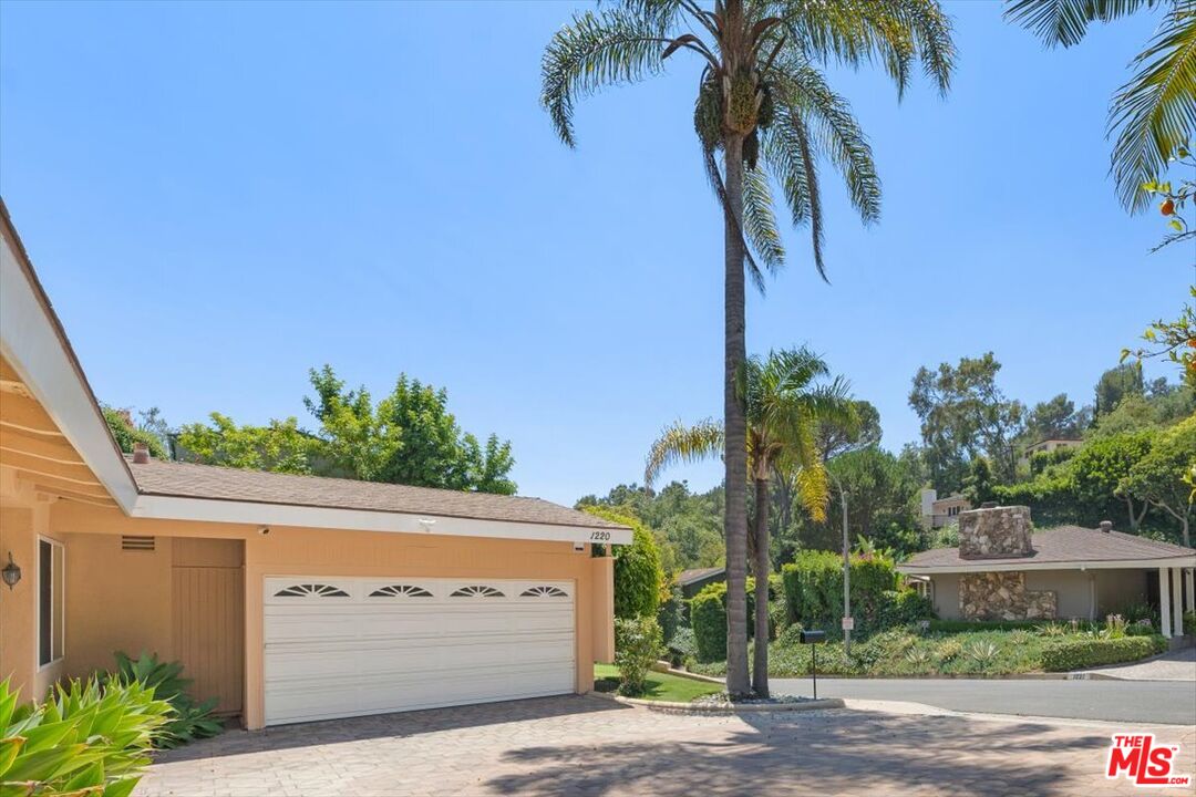 Los Angeles, California, 90049, United States, 3 Bedrooms Bedrooms, ,3 BathroomsBathrooms,Residential,For Sale,1908650