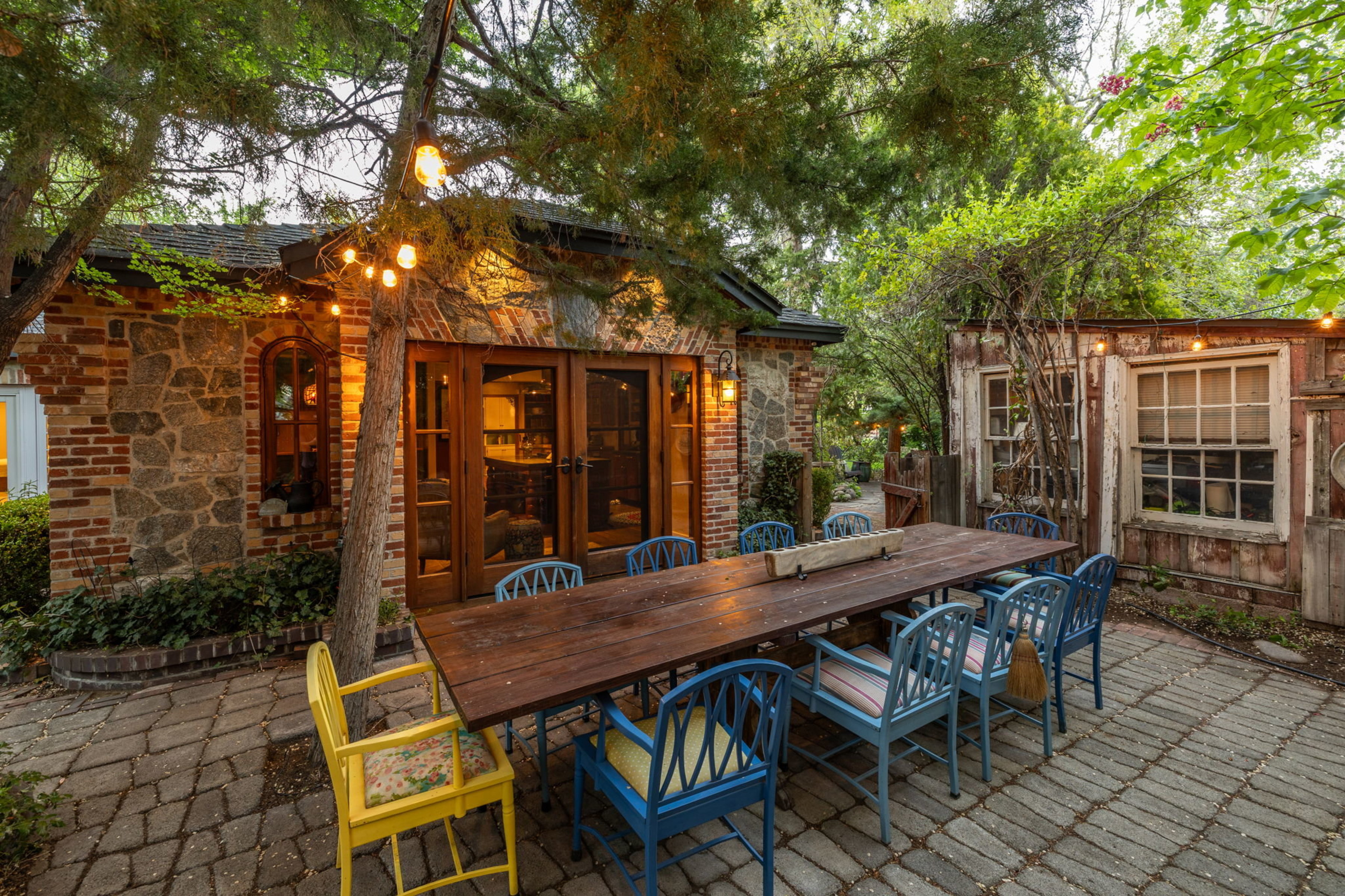  Historic home with 2 guest homes on 1.24 acres with a pool - 物件實景