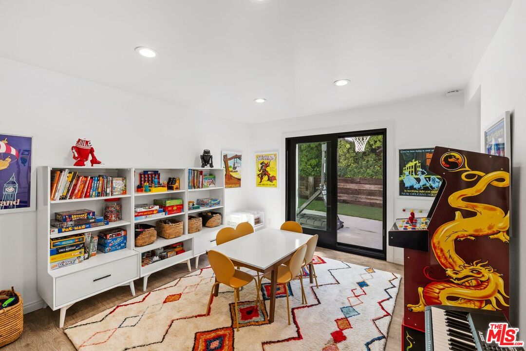 Los Angeles, California, 90077, United States, 5 Bedrooms Bedrooms, ,1 BathroomBathrooms,Residential,For Sale,1987970