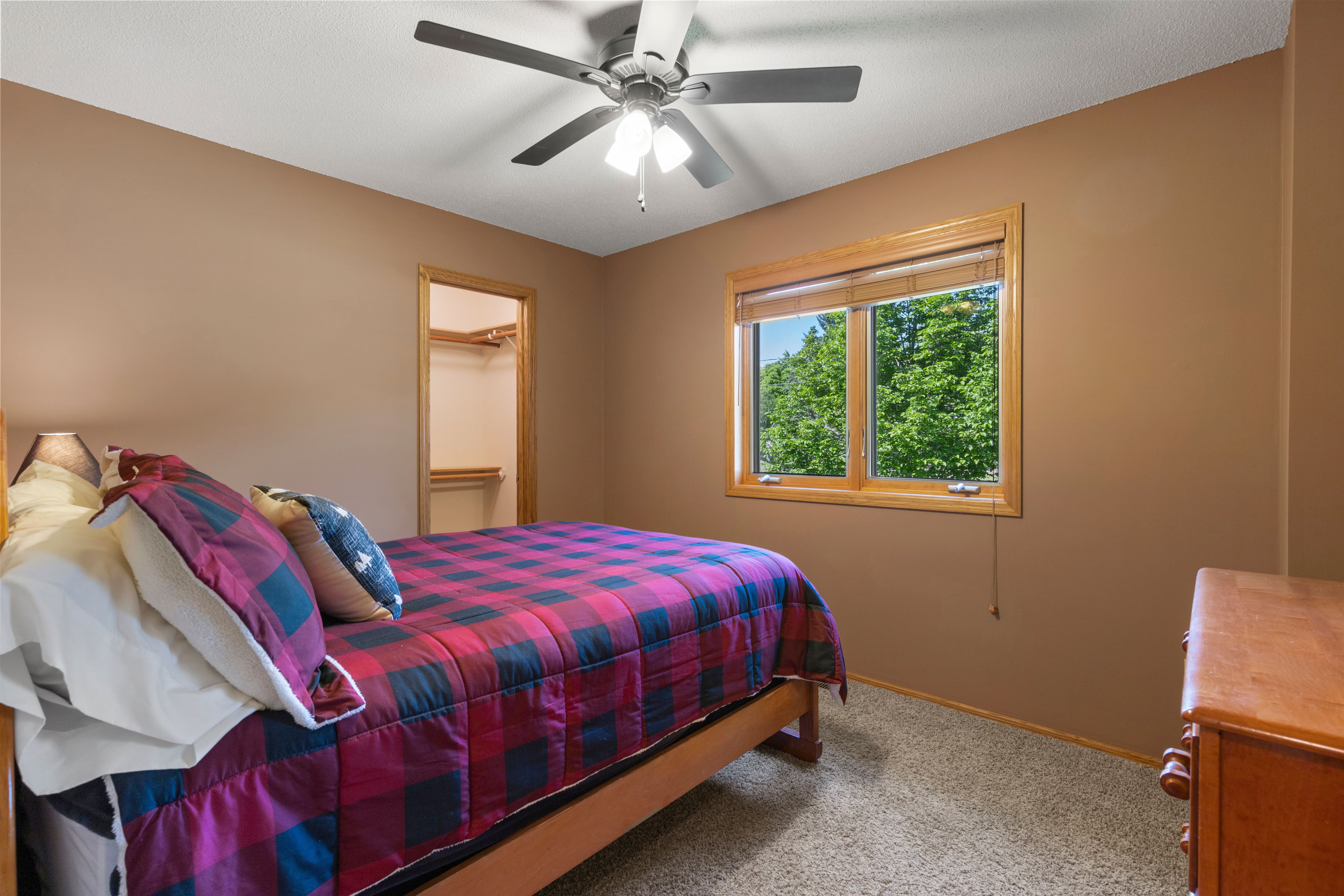  Inviting Champlin Living with Thoughtful Modern Updates - 物件實景