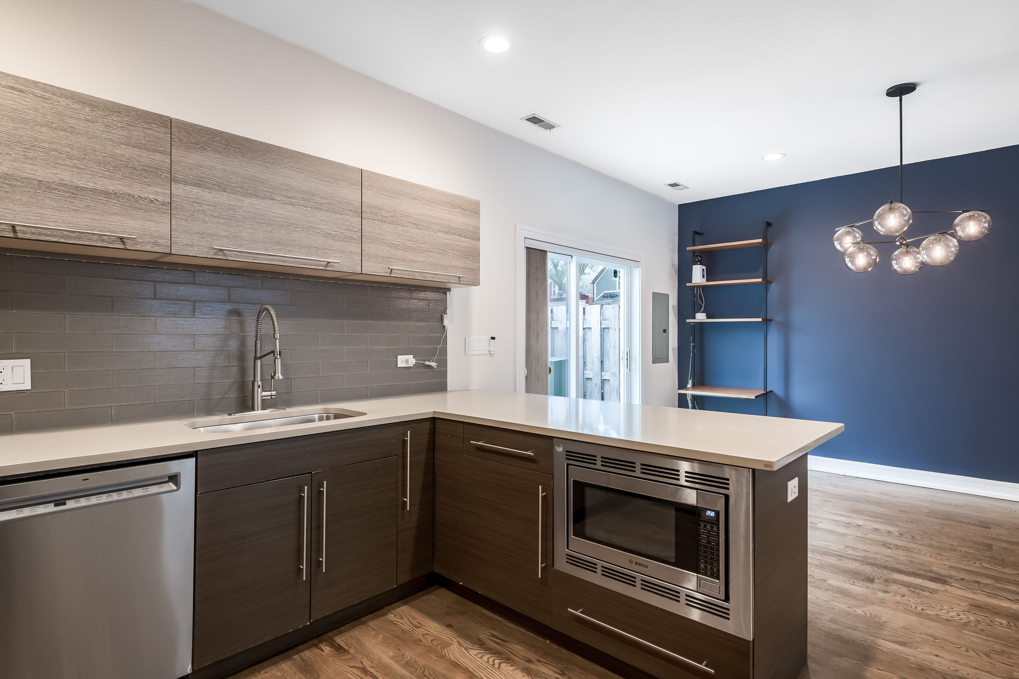  Welcome to This Stunning Three-Story Townhome - 物件實景