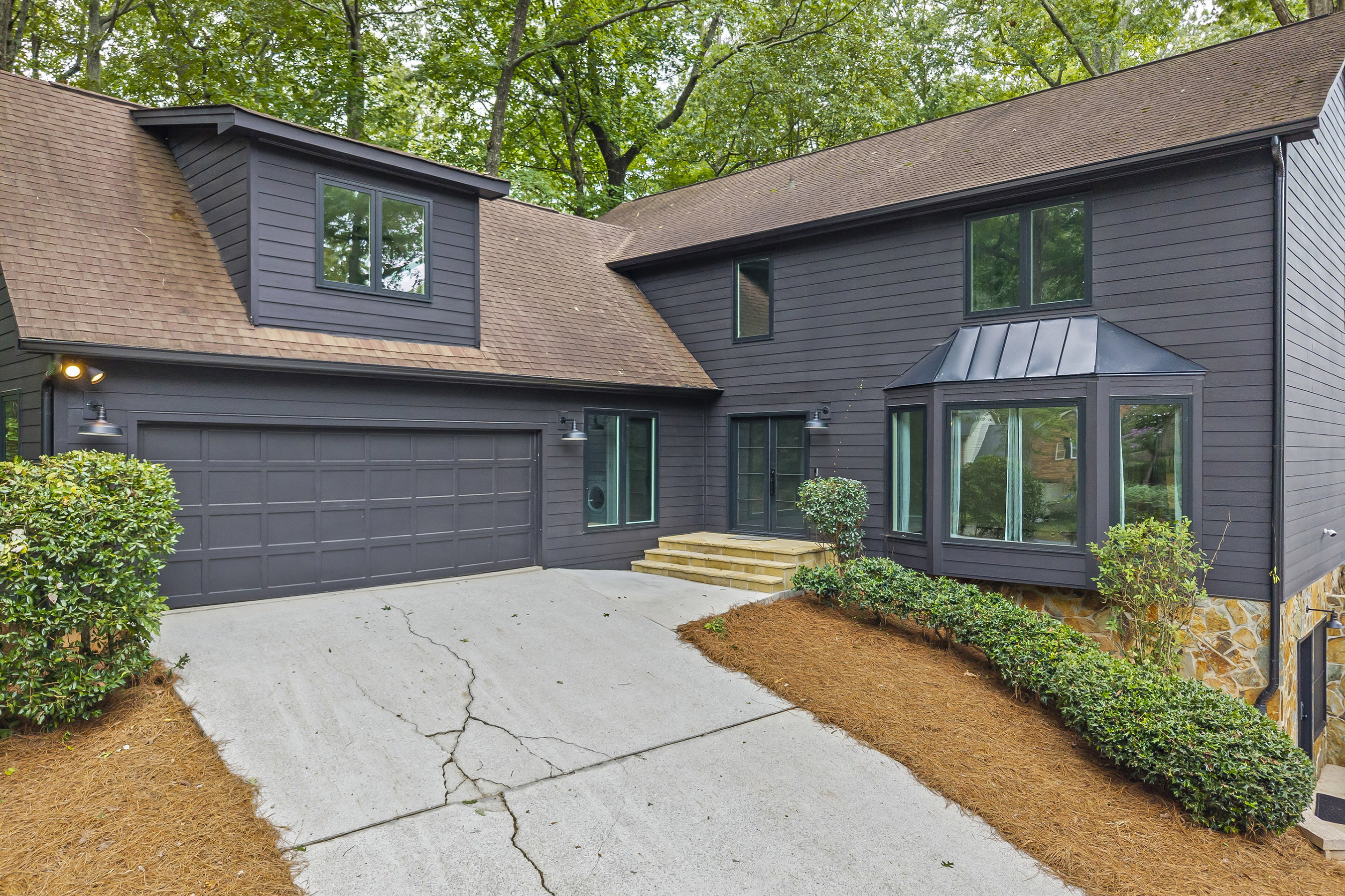  A Perfect Blend: Modern Updates in a Traditional Woodland Forest Home - 物件實景