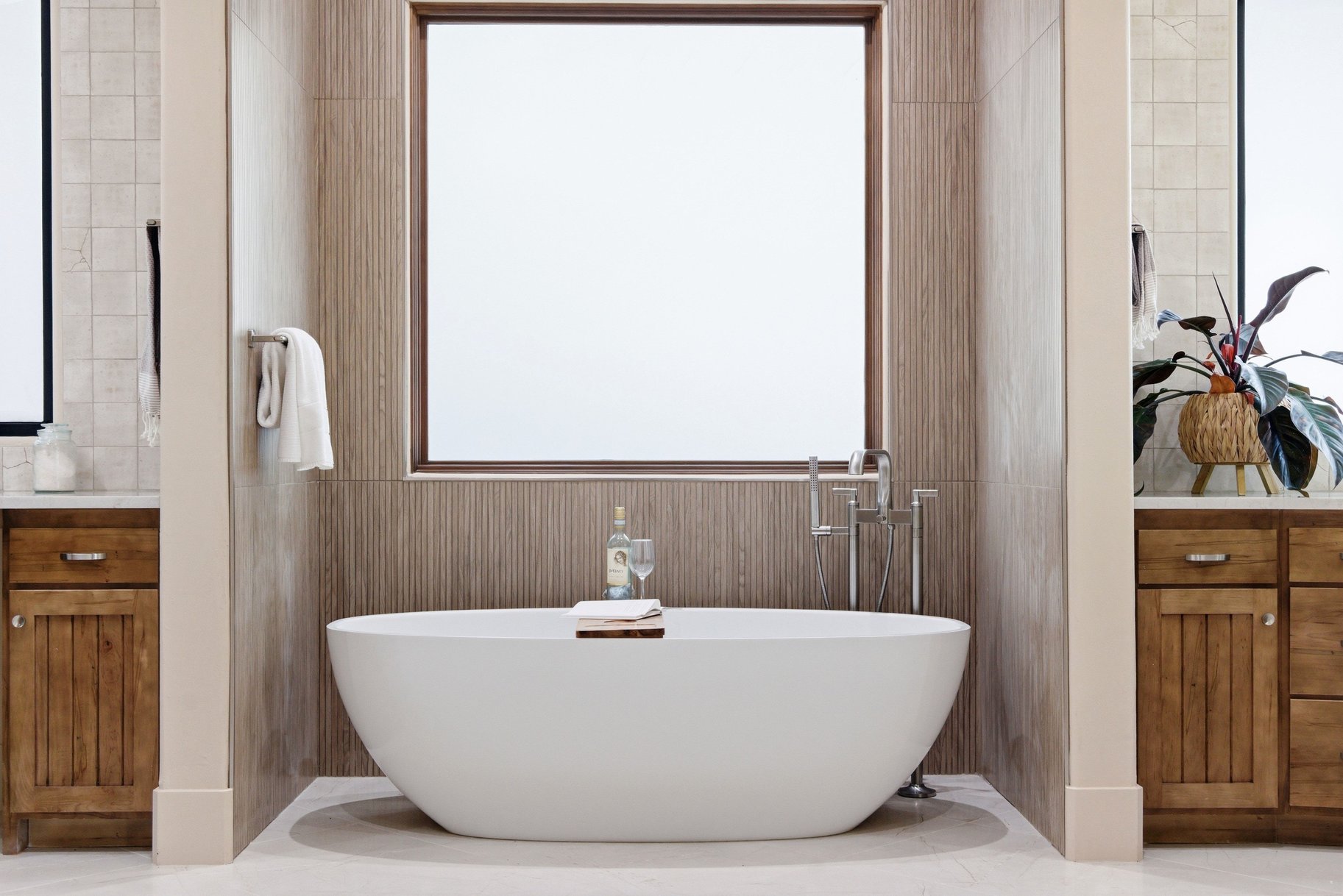  On The edge Of Stone Cliff With Sweeping Stunning City And Mountain Views - 物件實景