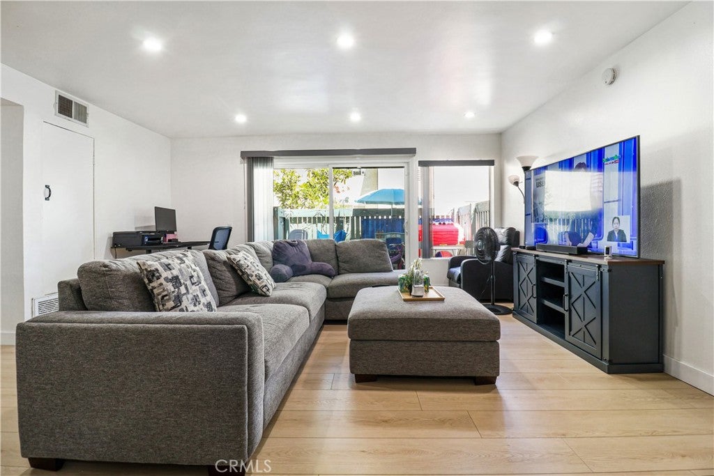 Tarzana, California, 91356, United States, 3 Bedrooms Bedrooms, ,2 BathroomsBathrooms,Residential,For Sale,1892794