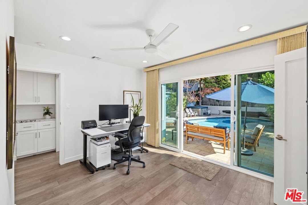 Los Angeles, California, 90034, United States, 4 Bedrooms Bedrooms, ,Residential,For Sale,1991116