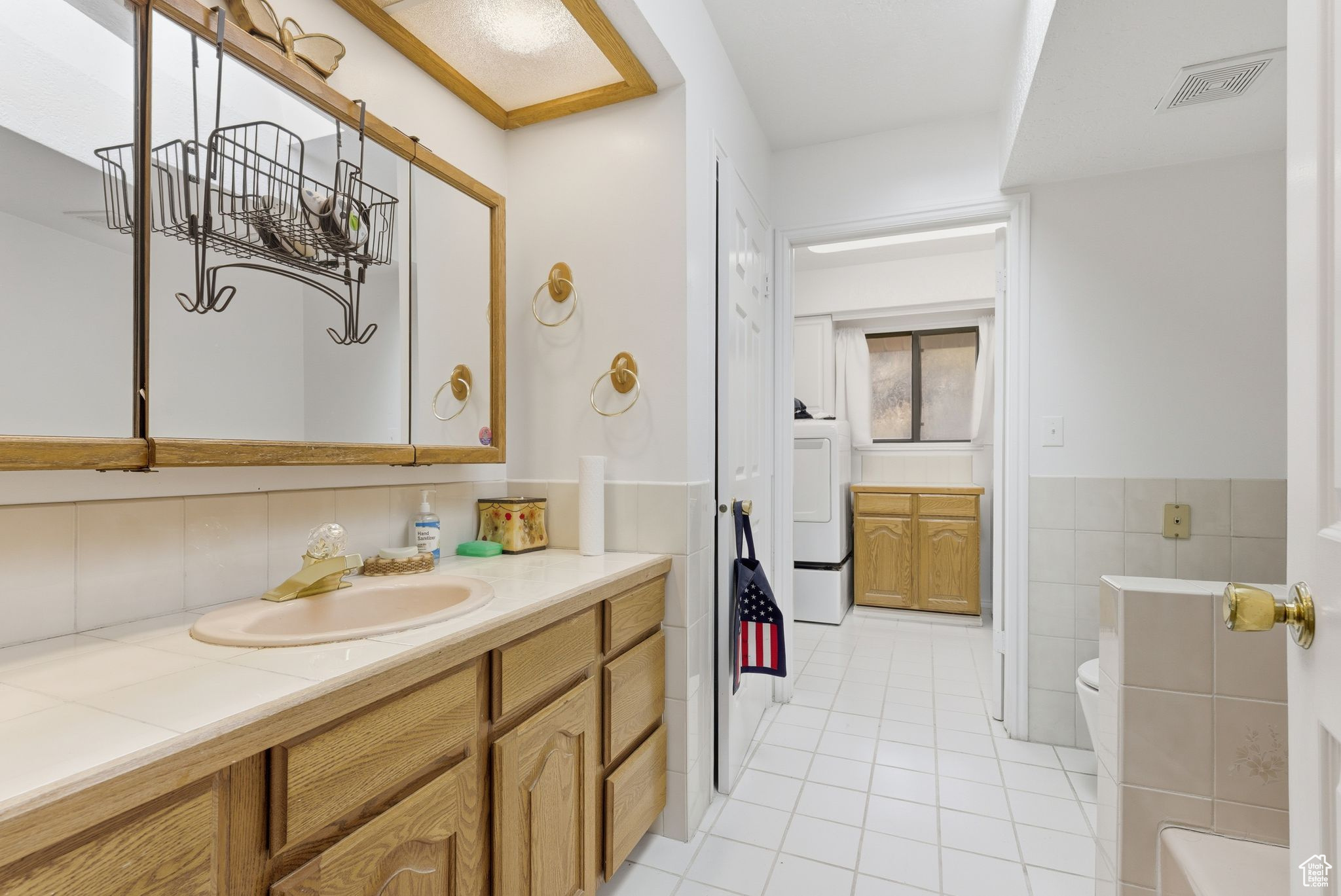 Tooele, Utah, 84074, United States, 4 Bedrooms Bedrooms, ,4 BathroomsBathrooms,Residential,For Sale,1989658