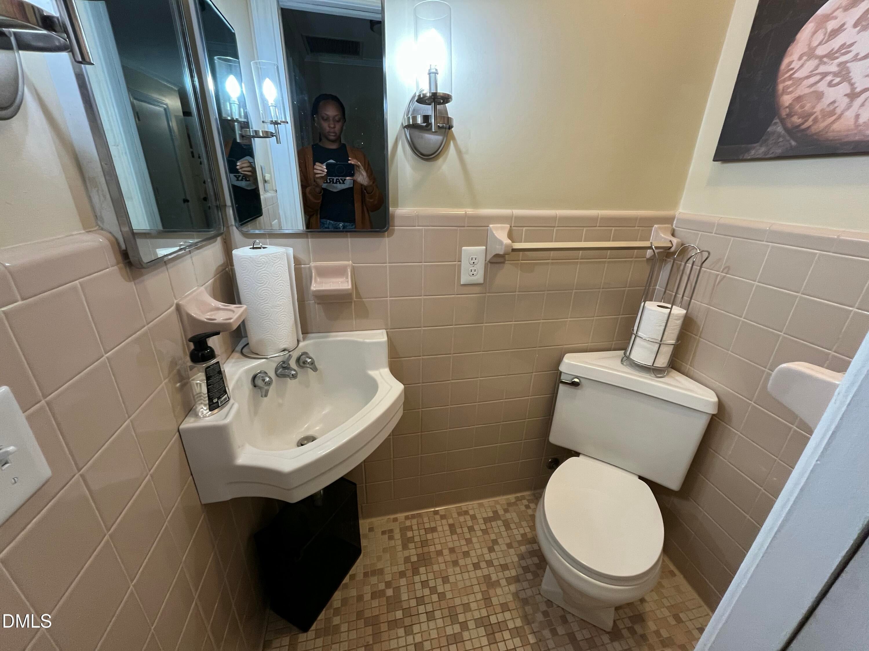 Burlington, North Carolina, 27215, United States, 6 Bedrooms Bedrooms, ,5 BathroomsBathrooms,Residential,For Sale,1999831