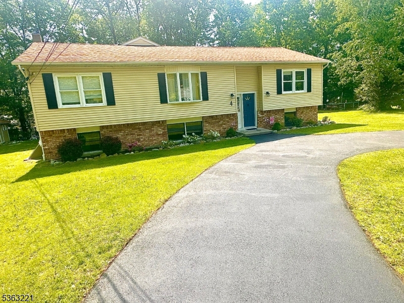 Hampton Twp., New Jersey, 07860, United States, 5 Bedrooms Bedrooms, ,3 BathroomsBathrooms,Residential,For Sale,1847031