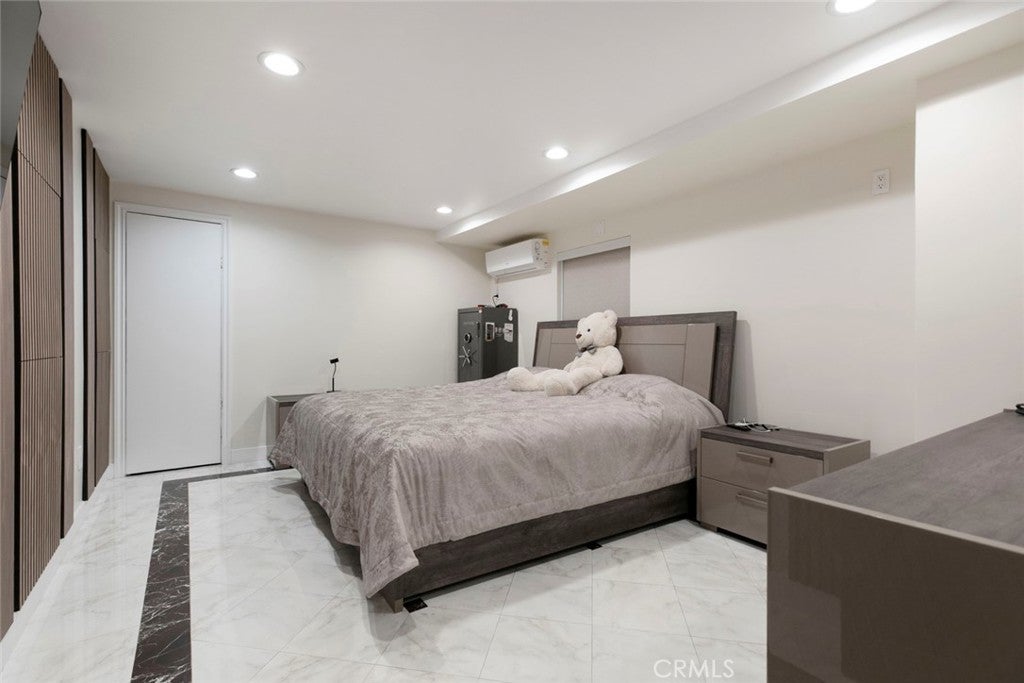 Glendale, California, 91201, United States, 4 Bedrooms Bedrooms, ,5 BathroomsBathrooms,Residential,For Sale,1969452