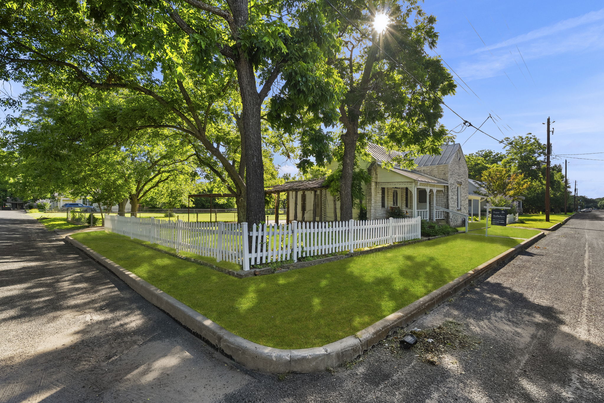  501 West Creek Street, Fredericksburg, TX 78624 - 物件實景
