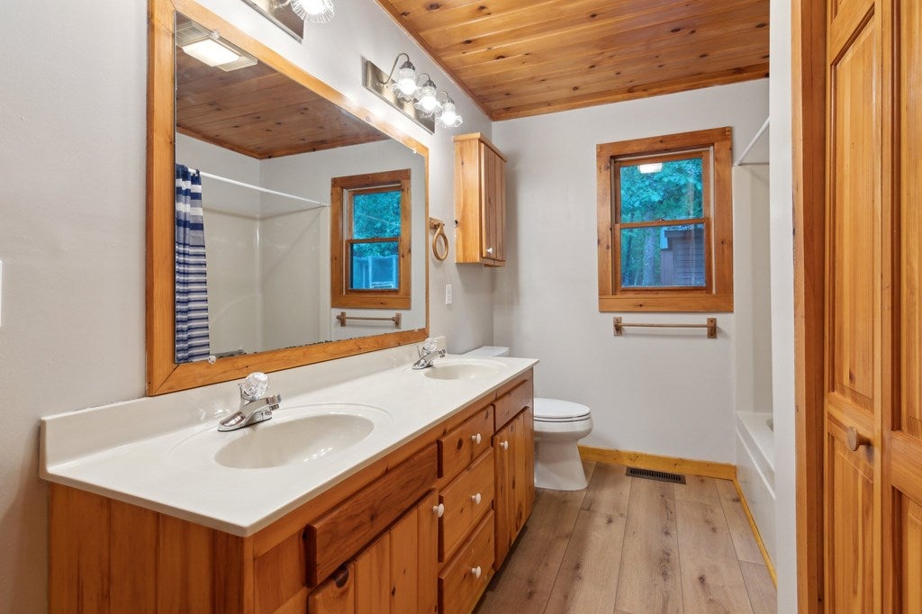 Morganton, Georgia, 30560, United States, 3 Bedrooms Bedrooms, ,4 BathroomsBathrooms,Residential,For Sale,1858984