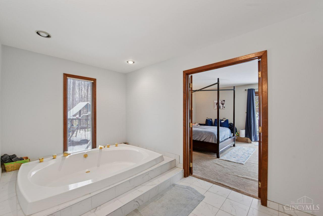 Anderson Twp, Ohio, 45255, United States, 4 Bedrooms Bedrooms, ,3 BathroomsBathrooms,Residential,For Sale,2001955