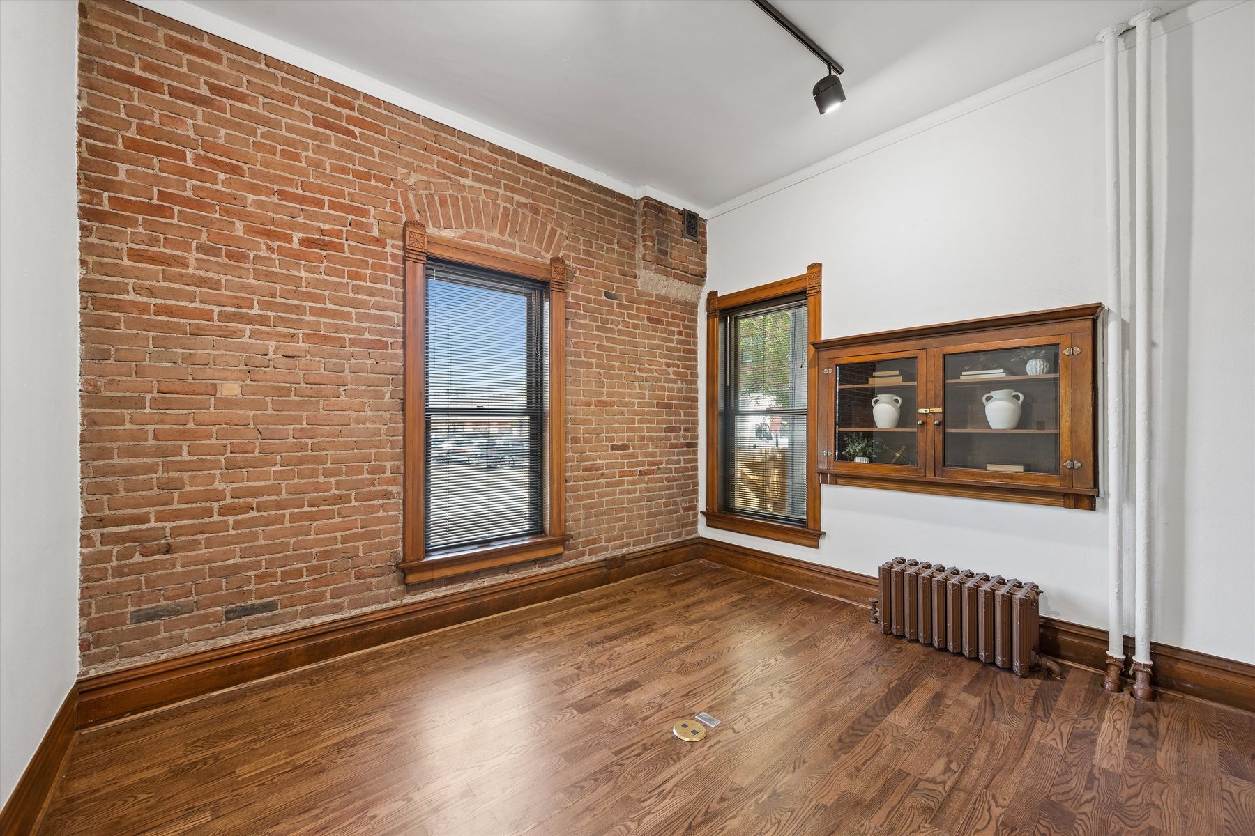  Rare Chance to Own a Beautifully Restored Historic Property - 物件實景