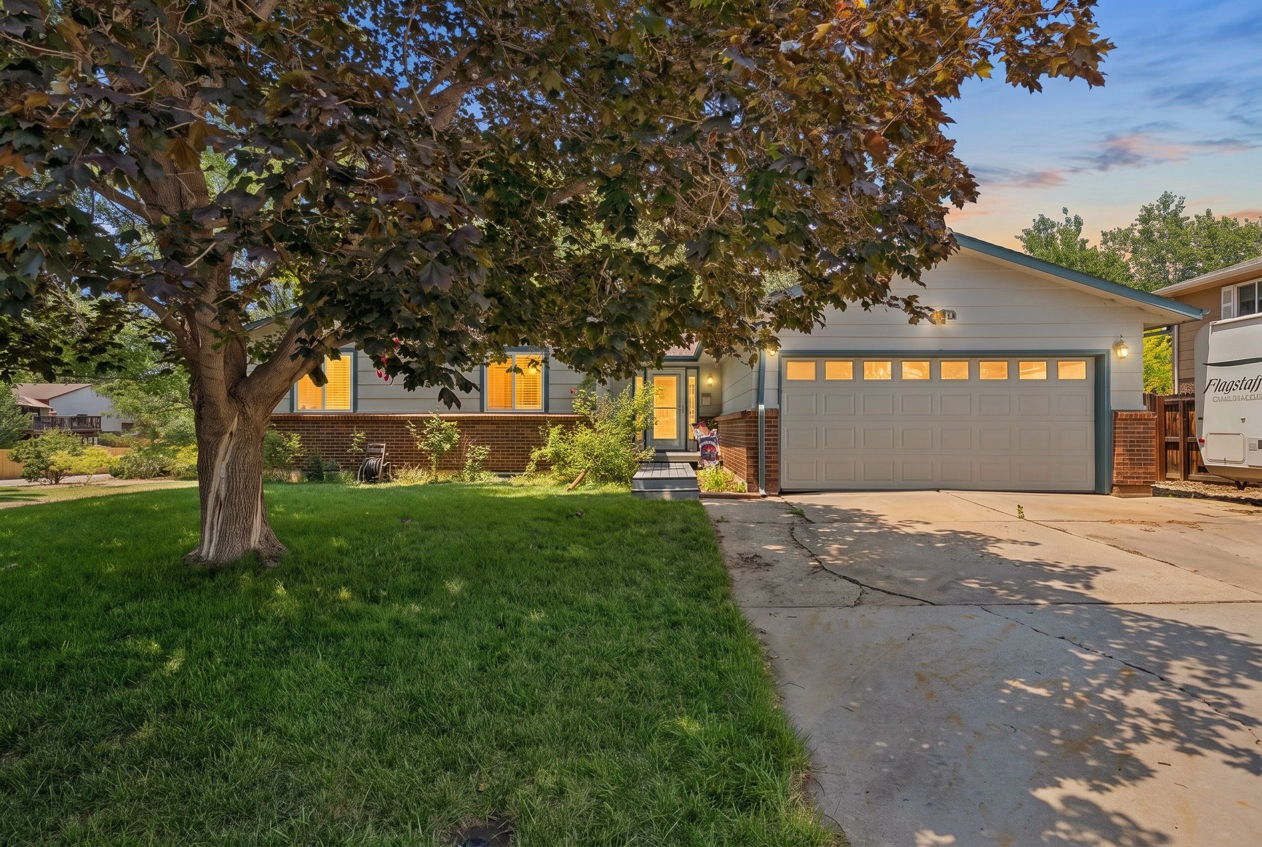  Charming and Well Maintained Home on a Large Corner Lot - 物件實景