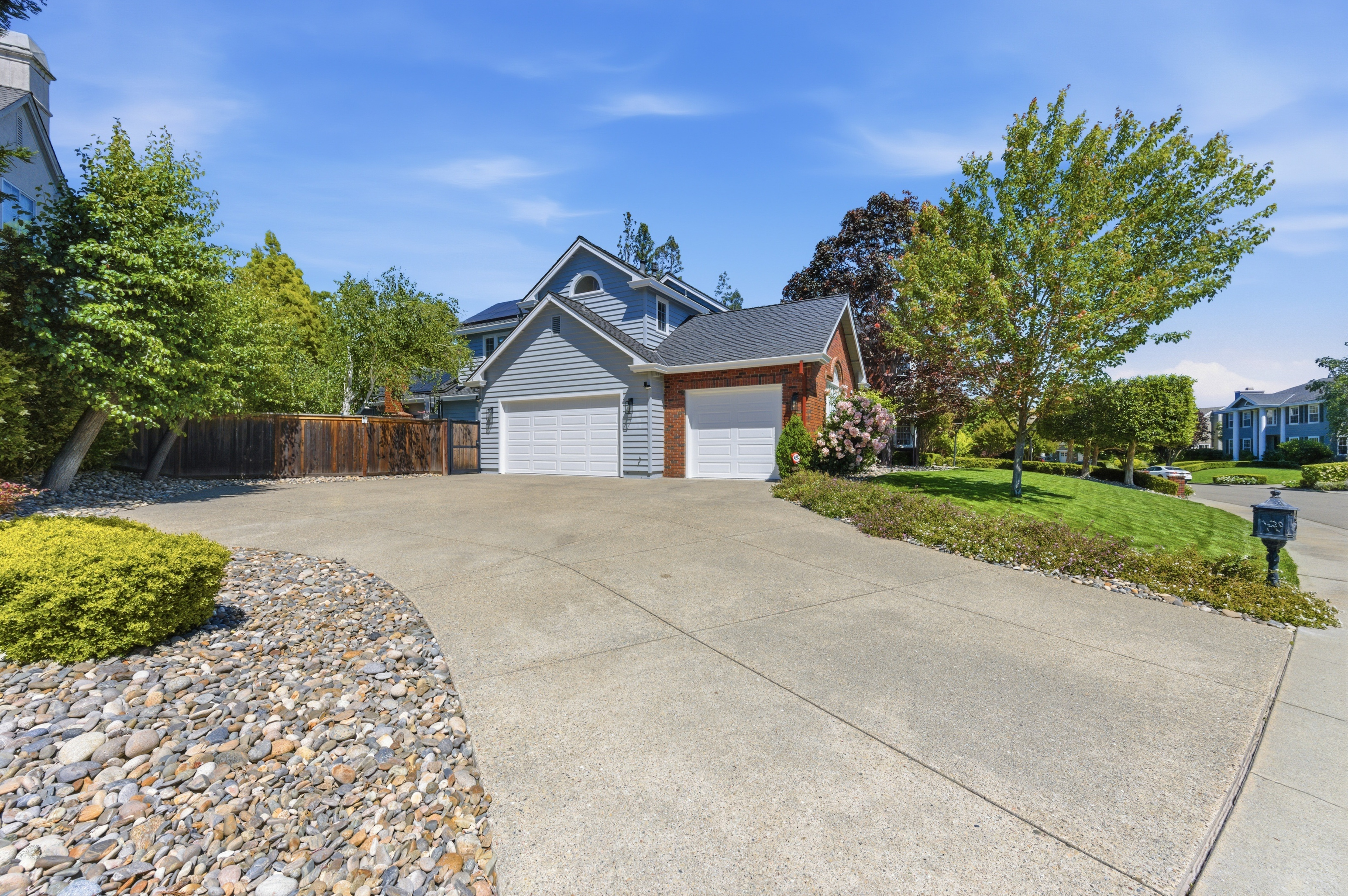  Timeless Transitional Estate with Resort-Style Backyard - 物件實景